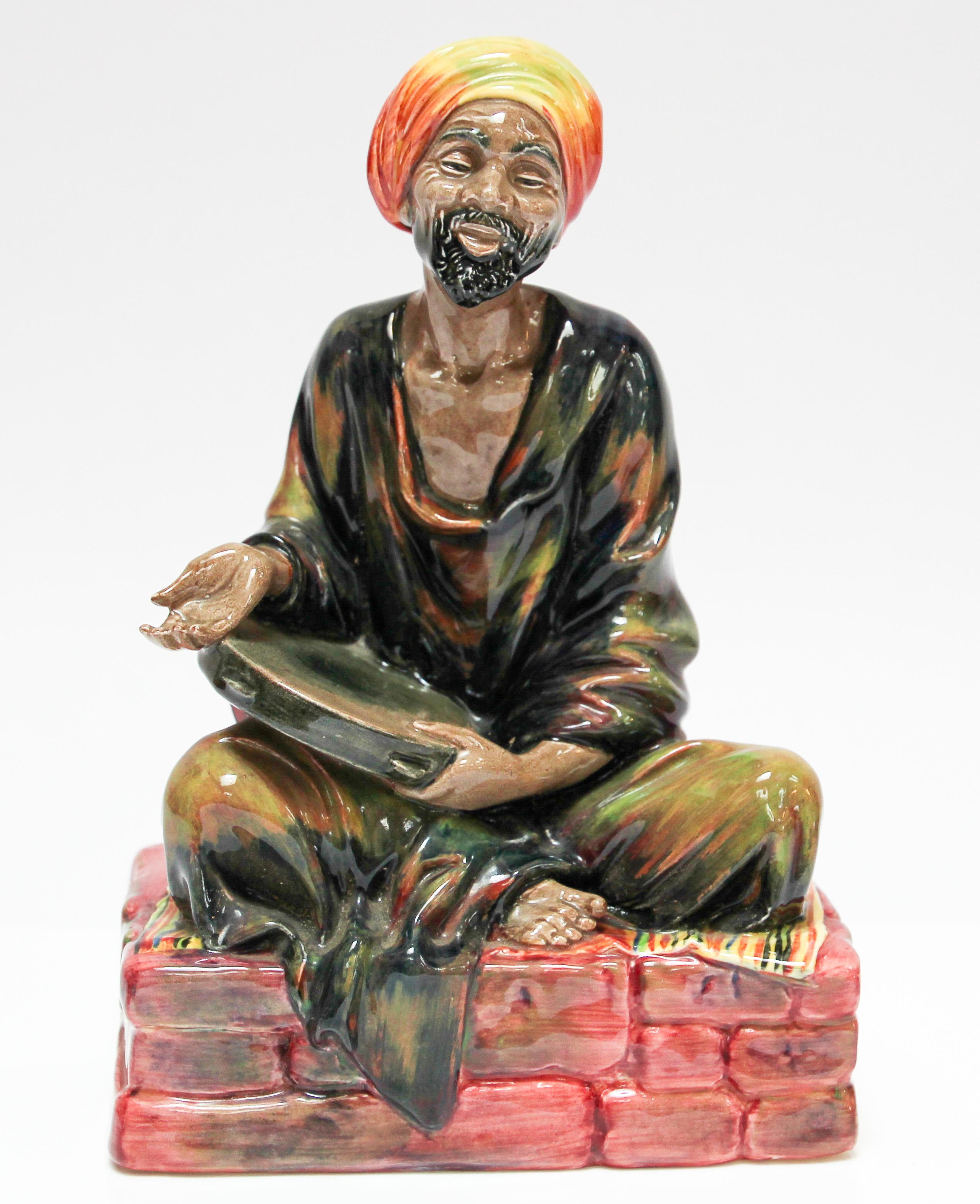 Figurine en porcelaine Royal Doulton, « Le Mendicant » en vente 5
