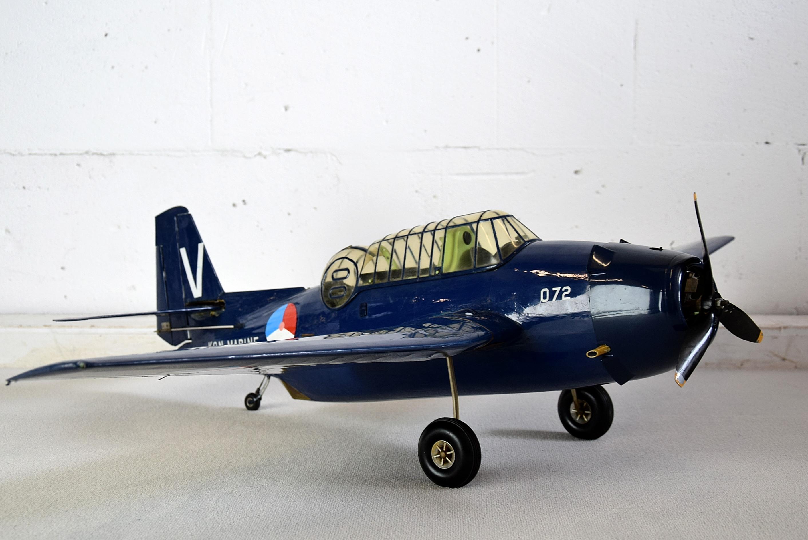 Modèle réduit d'avion Grumman TBM3 1960 de la marine royale néerlandaise en vente 3