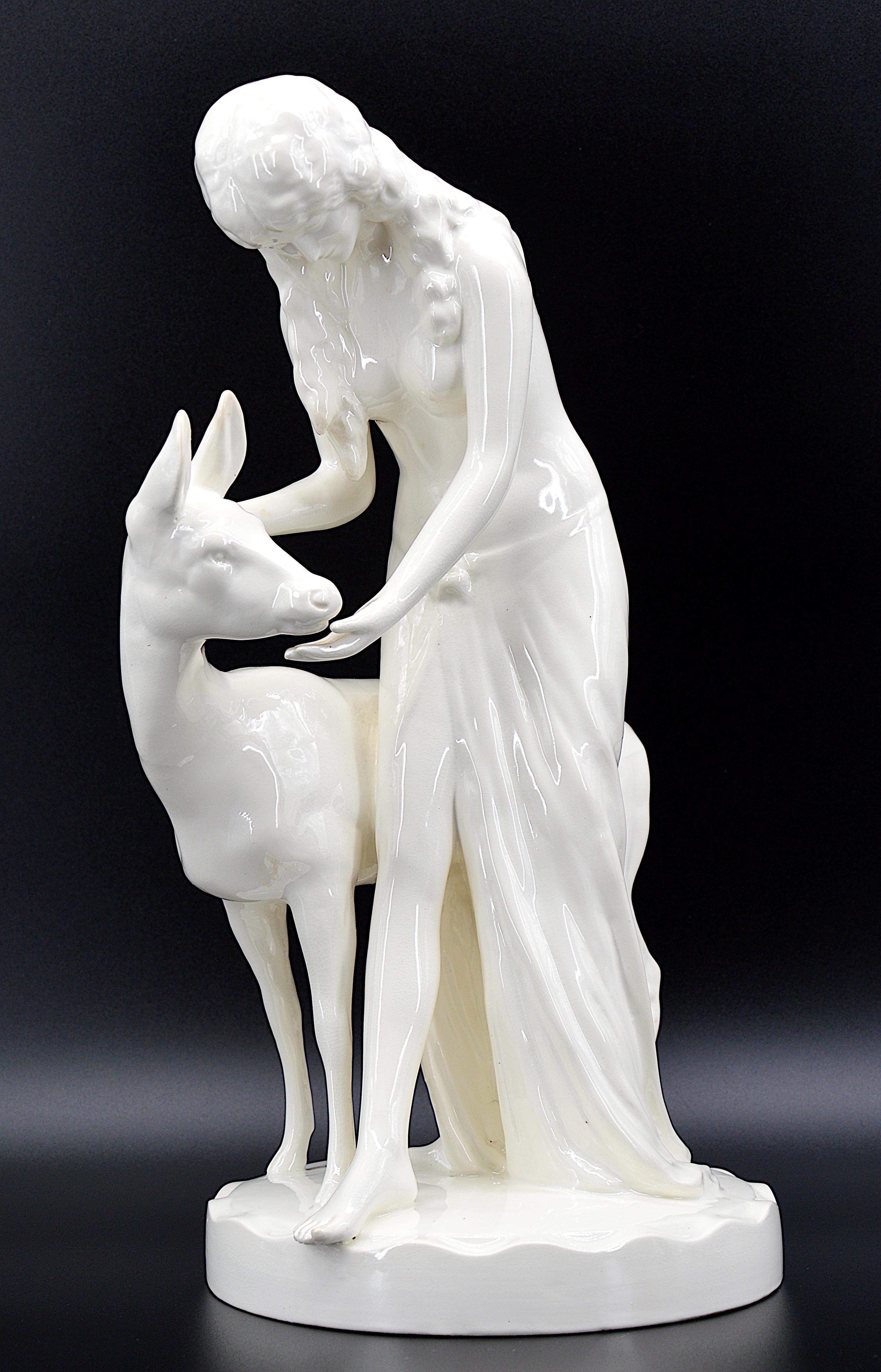 Grand groupe Art déco - Art nouveau en biscuit de porcelaine émaillée par Royal Dux, Bohemia, 1919-1920. La jeune femme et le fan. Mesures : Hauteur 15.75