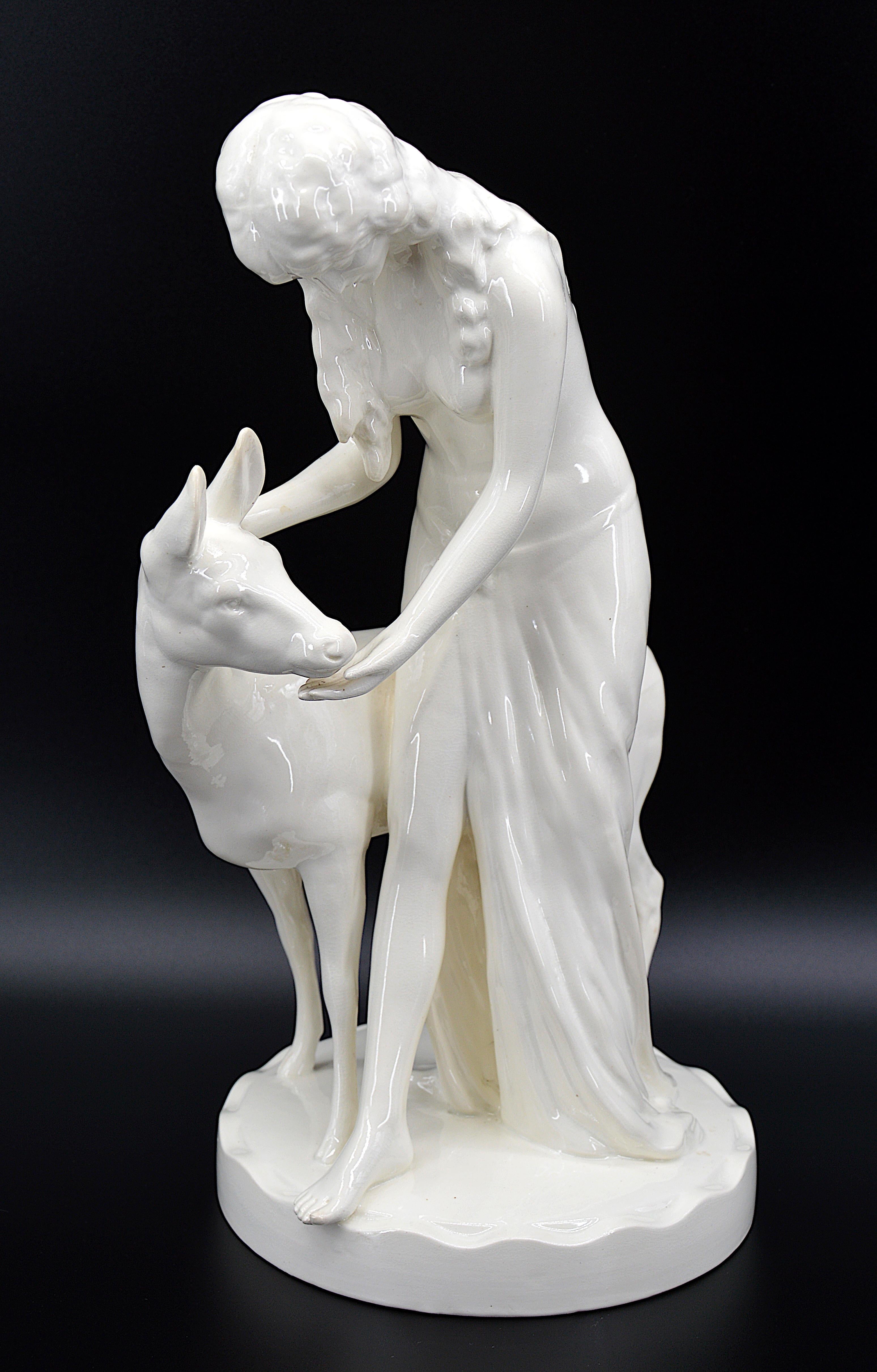 Art déco Sculpture en céramique Royal Dux craquelée, la jeune femme et le faon 1918-1925 en vente