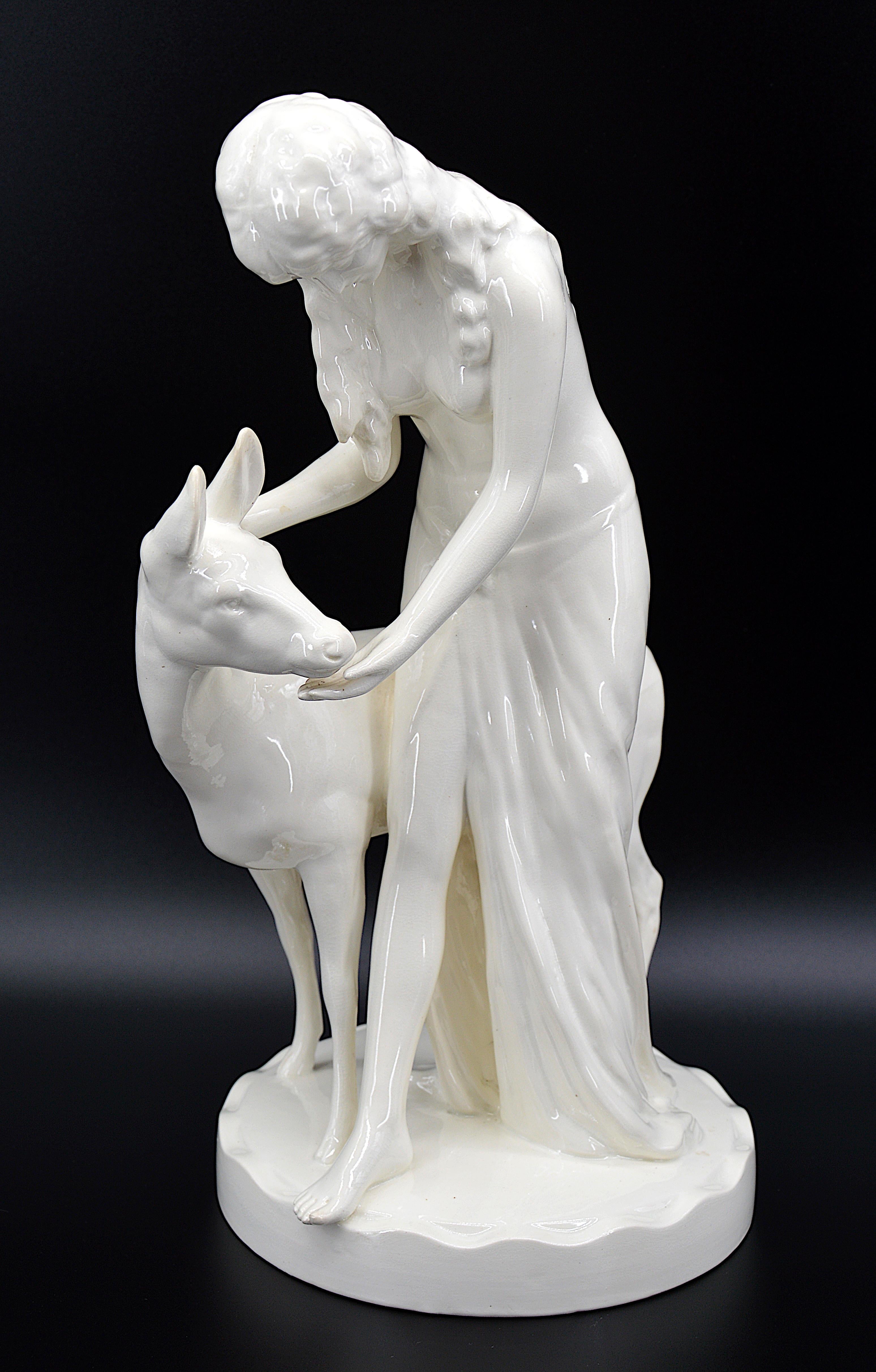Art déco Sculpture en céramique Royal Dux craquelée, la jeune femme et le faon 1918-1920 en vente