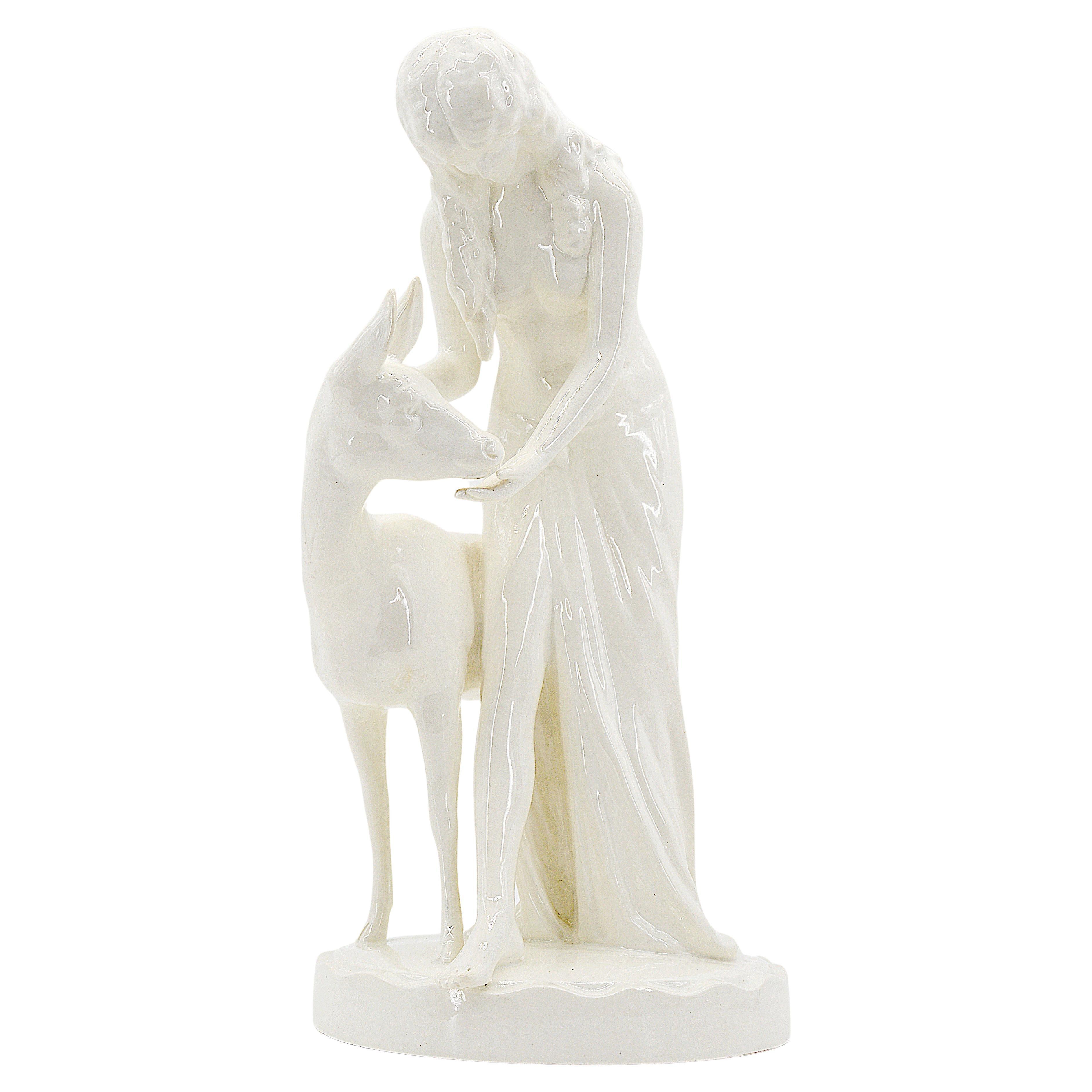 Escultura de cerámica con esmalte craquelado Royal Dux, La joven y el cervatillo 1918-1920