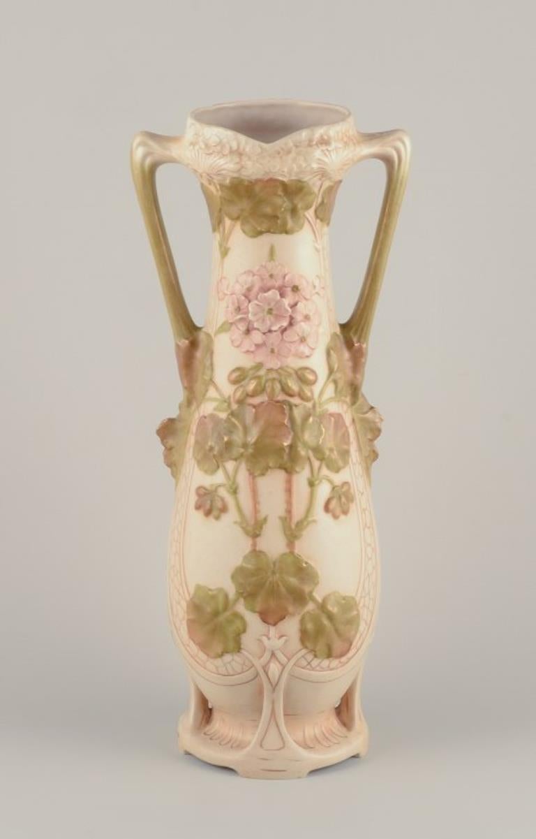 Royal Dux, Repubblica Ceca.
Colossale vaso Art Nouveau in porcellana.
Classica forma ad anfora.
Rilievo floreale.
Dipinto a mano.
Contrassegnato.
Approssimativamente dagli anni '20.
In perfette condizioni con minimi segni di utilizzo.
Dimensioni: H.