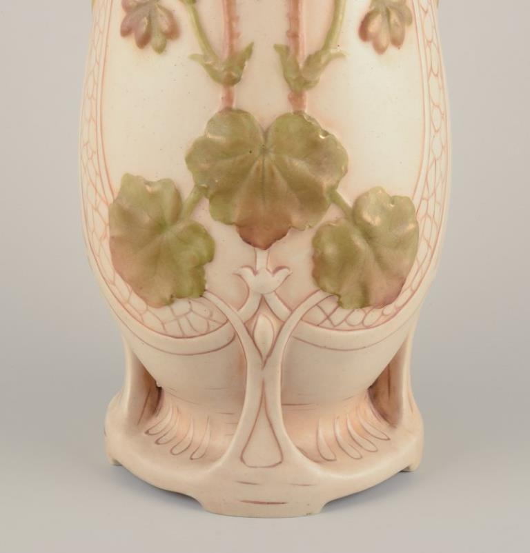 Royal Dux, Repubblica Ceca. Colossale vaso Art Nouveau in porcellana. In condizioni ottime in vendita a Copenhagen, DK