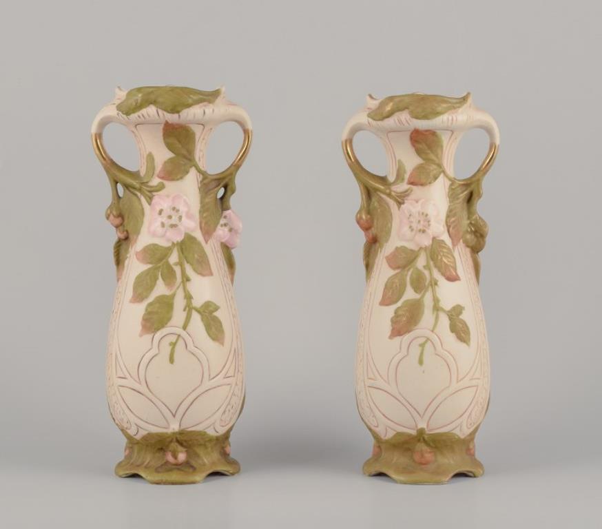 Royal Dux, Repubblica Ceca.
Coppia di vasi Art Nouveau in porcellana.
Classica forma ad anfora.
Rilievo floreale.
Dipinto a mano.
Contrassegnato.
Approssimativamente dagli anni '20.
In perfette condizioni con minimi segni di utilizzo.
Dimensioni: H.