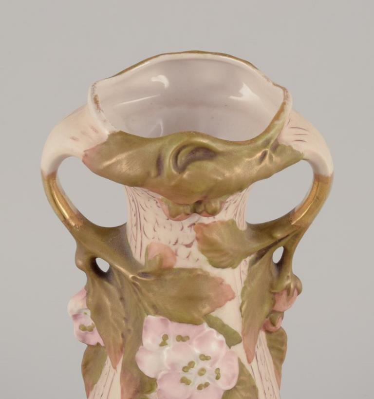 Smaltato Royal Dux, Repubblica Ceca. Coppia di vasi Art Nouveau in porcellana. in vendita
