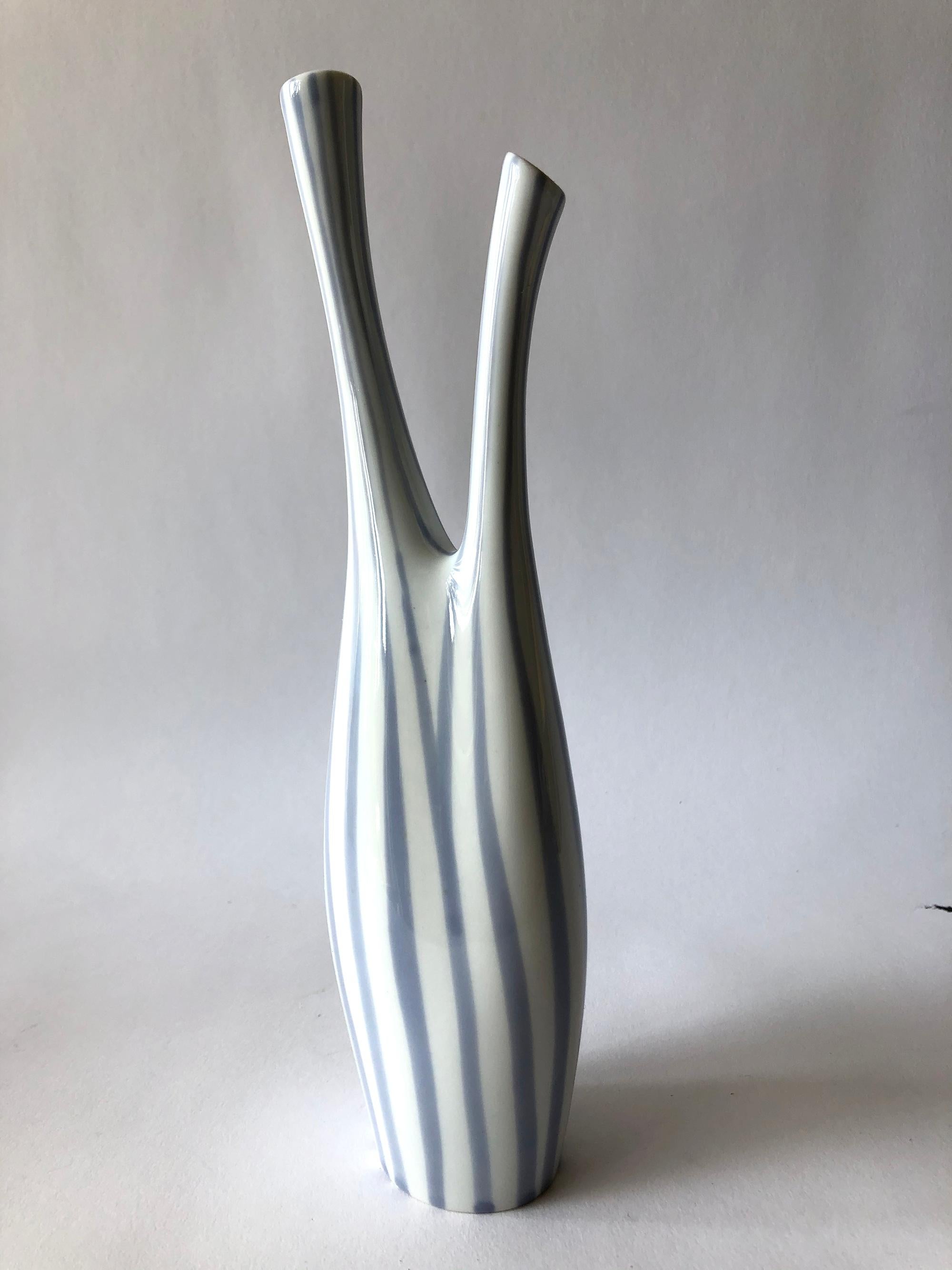 Mid-Century Modern Vase en porcelaine à double cuillère Royal Dux, de style moderniste tchécoslovaque en vente