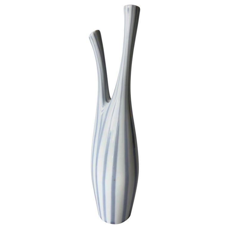 Vase en porcelaine à double cuillère Royal Dux, de style moderniste  tchécoslovaque En vente sur 1stDibs