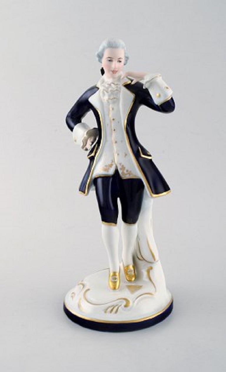 Royal Dux. Dancing Rococo couple in porcelain, 1940s.
Stamped.
In very good condition.
The woman measures: 21 x 12 cm.
The man measures: 23 x 12 cm.