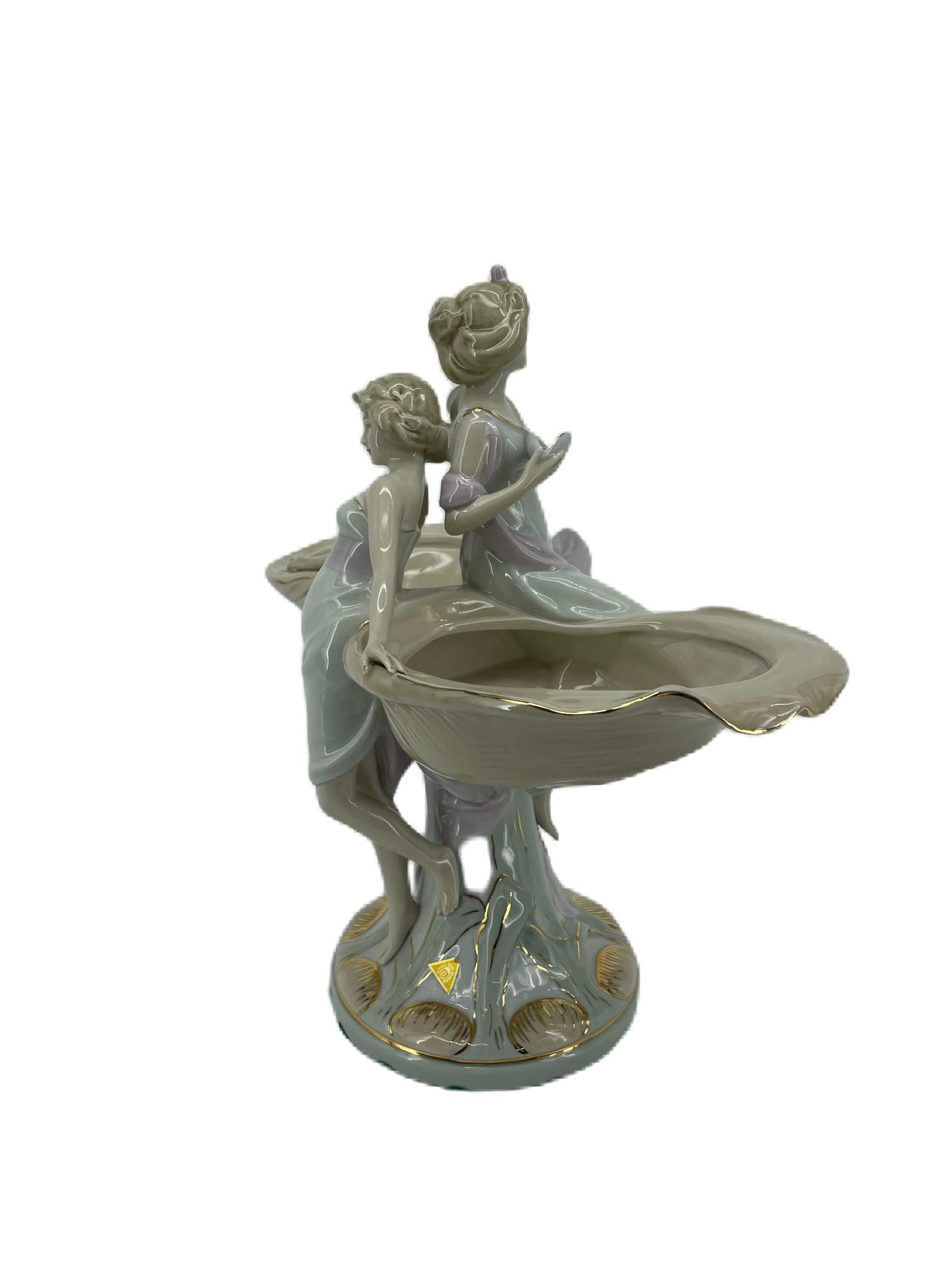 Royal Dux Figurine's', Porzellan zweischalenförmiges Geschirr (Moderne der Mitte des Jahrhunderts) im Angebot