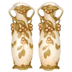 Royal Dux Grande paire de vases en poterie d'art Art Nouveau de Bohème avec fruits et baies
