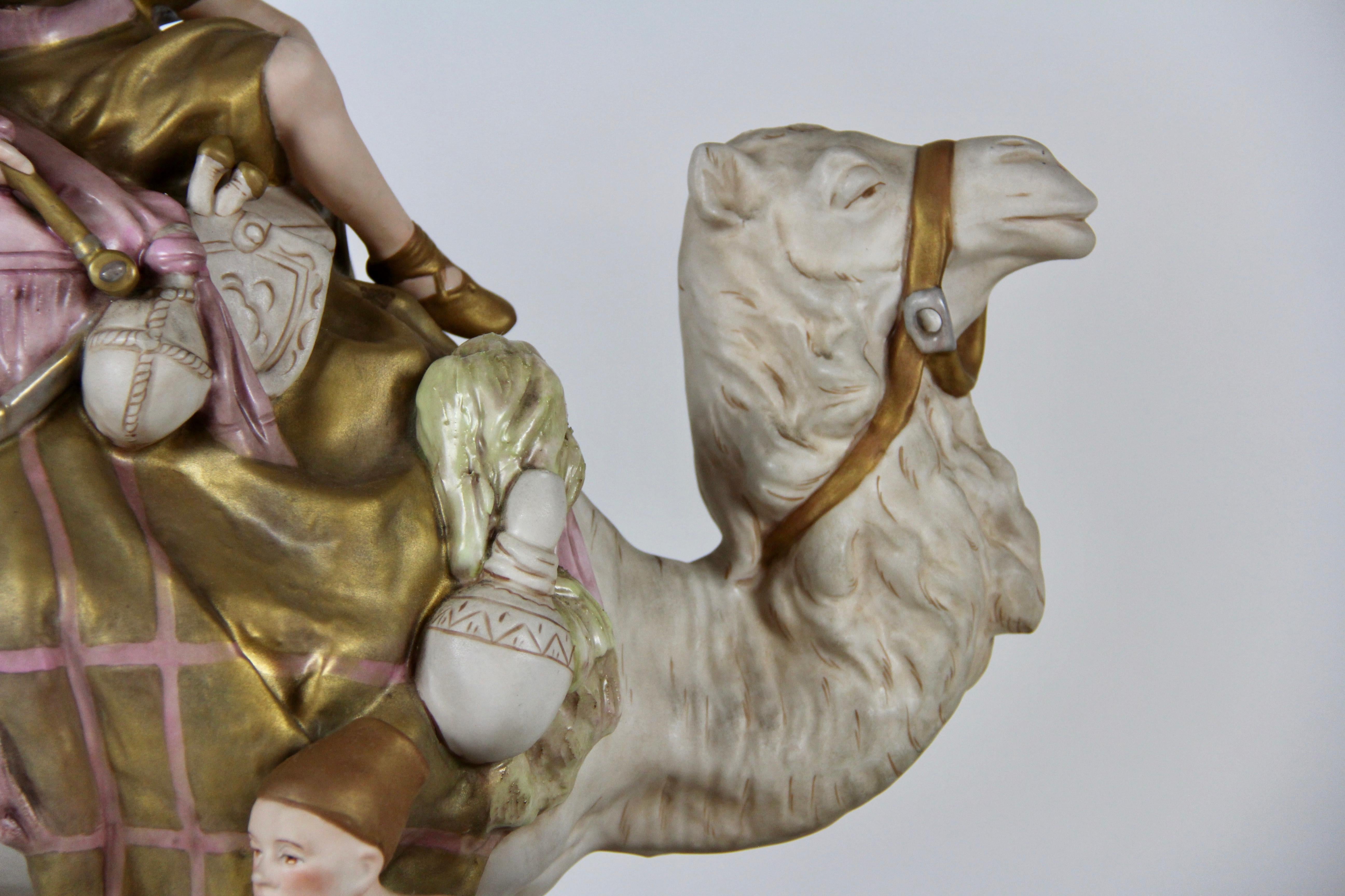 Groupe en porcelaine Royal Dux représentant un bédouin à dos de chameau avec son assistant en vente 3