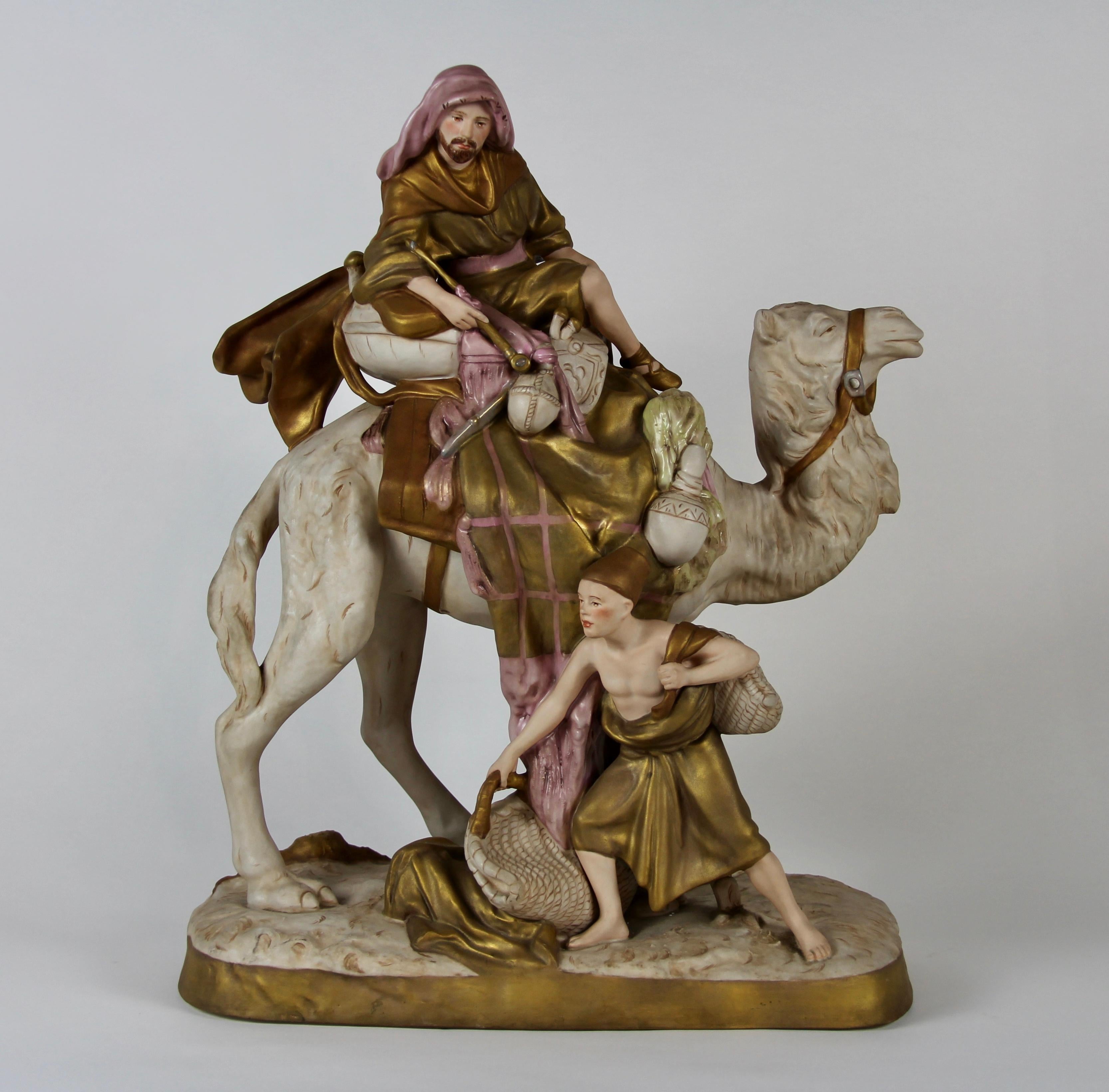Un fabuleux groupe en porcelaine Royal Dux Bohemia représentant un bédouin orientaliste à dos de chameau avec son accompagnateur. Il s'agit d'un bel exemple d'un groupe de porcelaine Royal Dux du début des années 1900. Toutes ces pièces sont