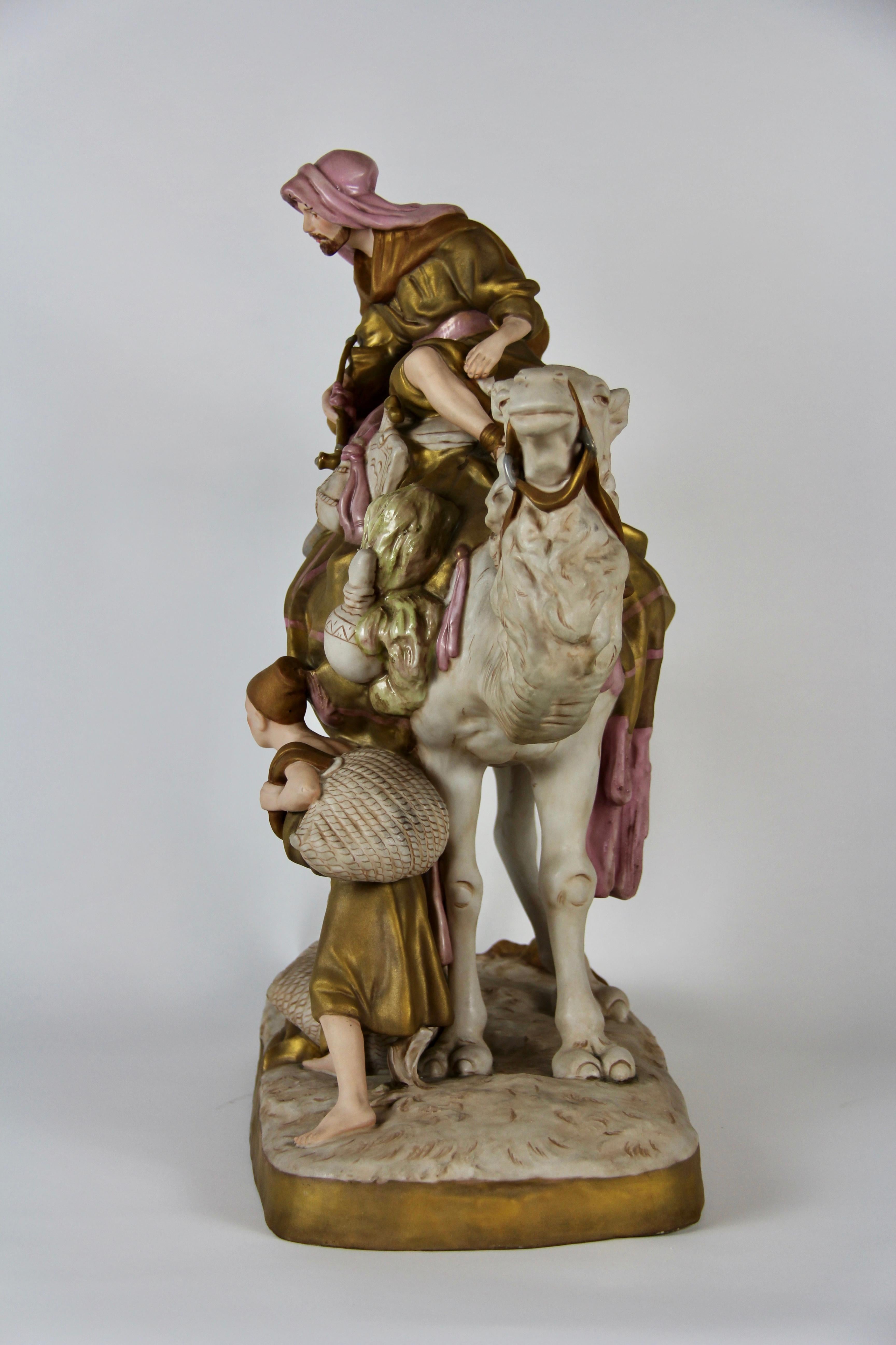 Peint à la main Groupe en porcelaine Royal Dux représentant un bédouin à dos de chameau avec son assistant en vente