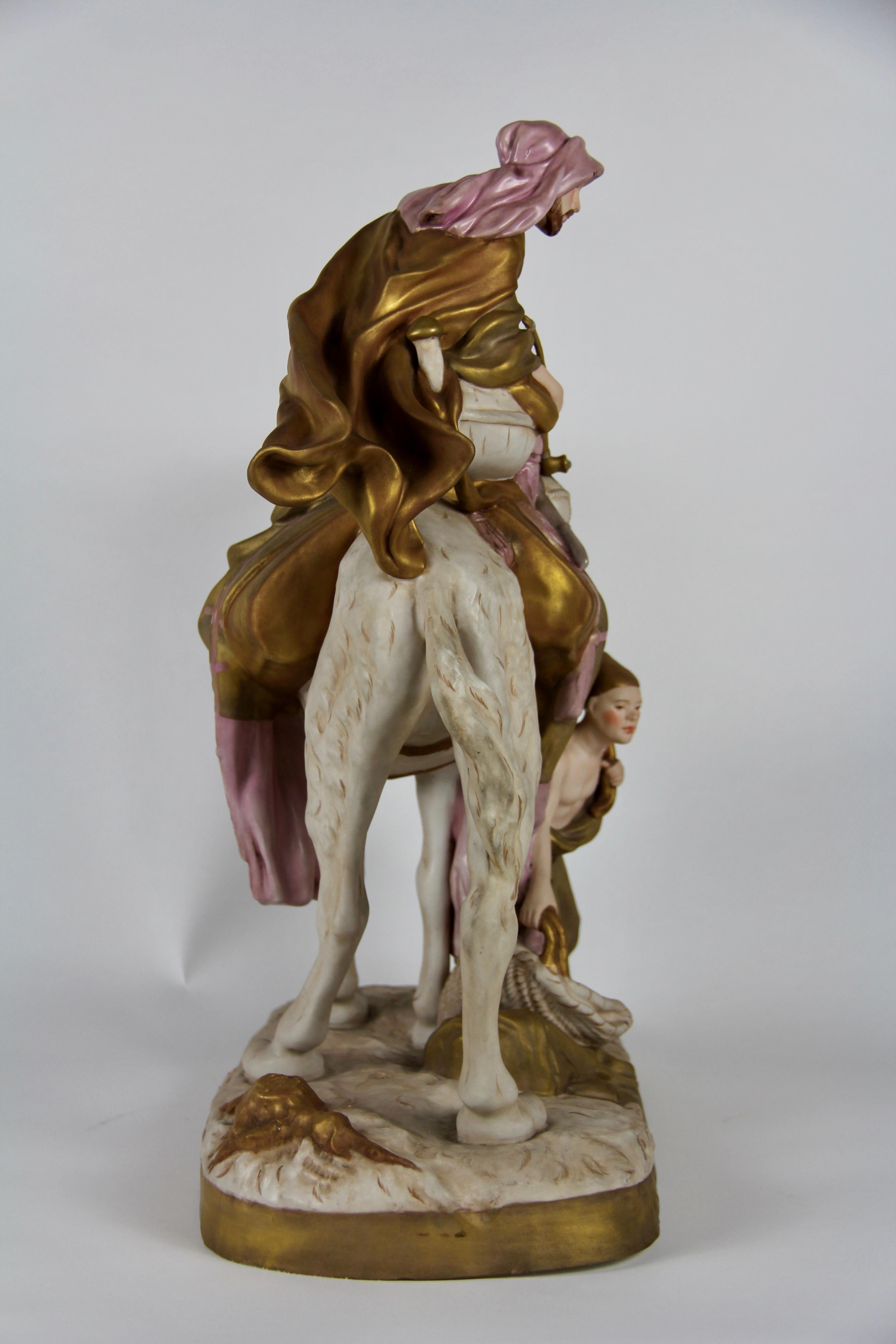 Peint à la main Groupe en porcelaine Royal Dux représentant un bédouin à dos de chameau avec son assistant en vente