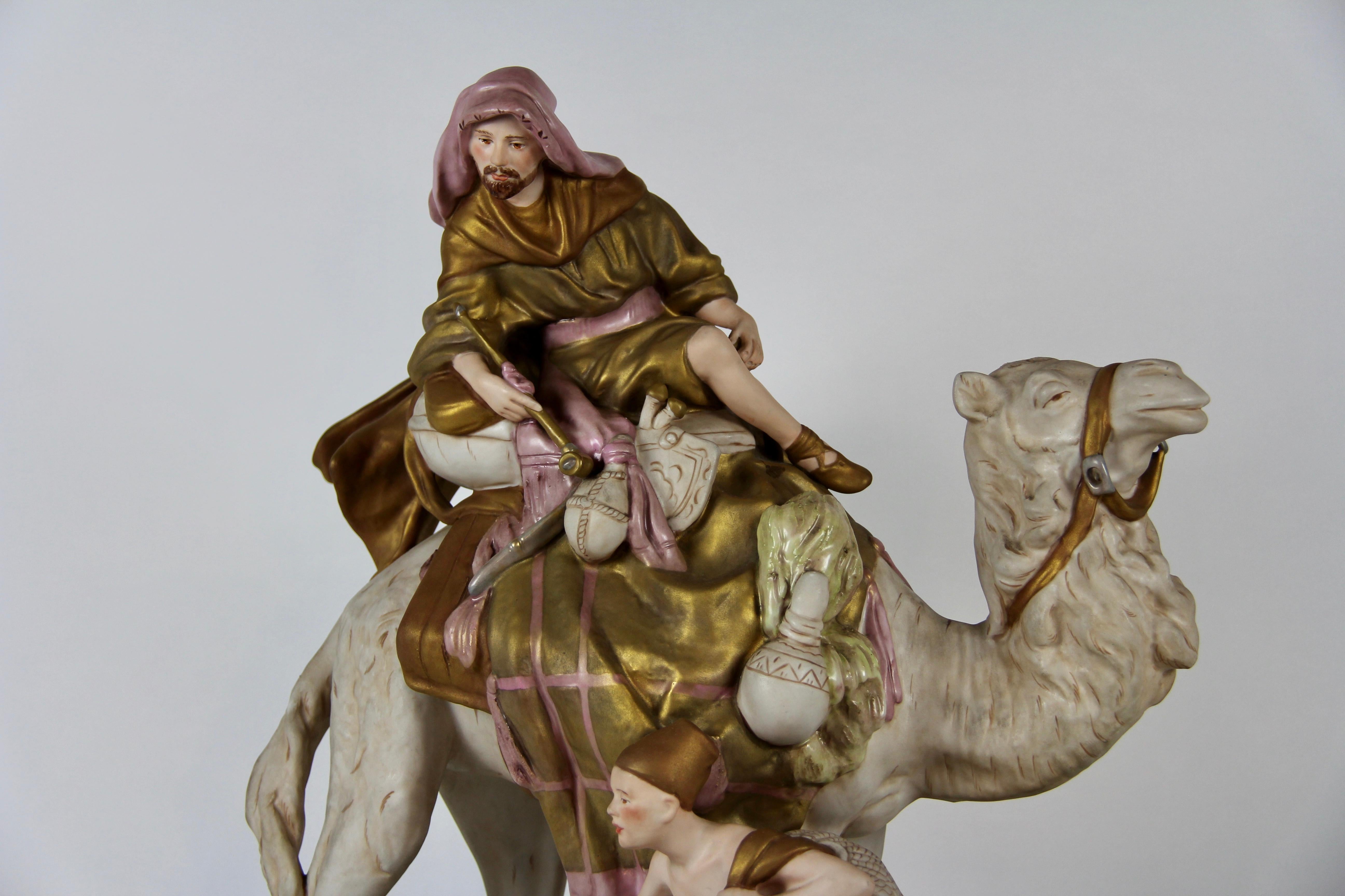Début du 20ème siècle Groupe en porcelaine Royal Dux représentant un bédouin à dos de chameau avec son assistant en vente