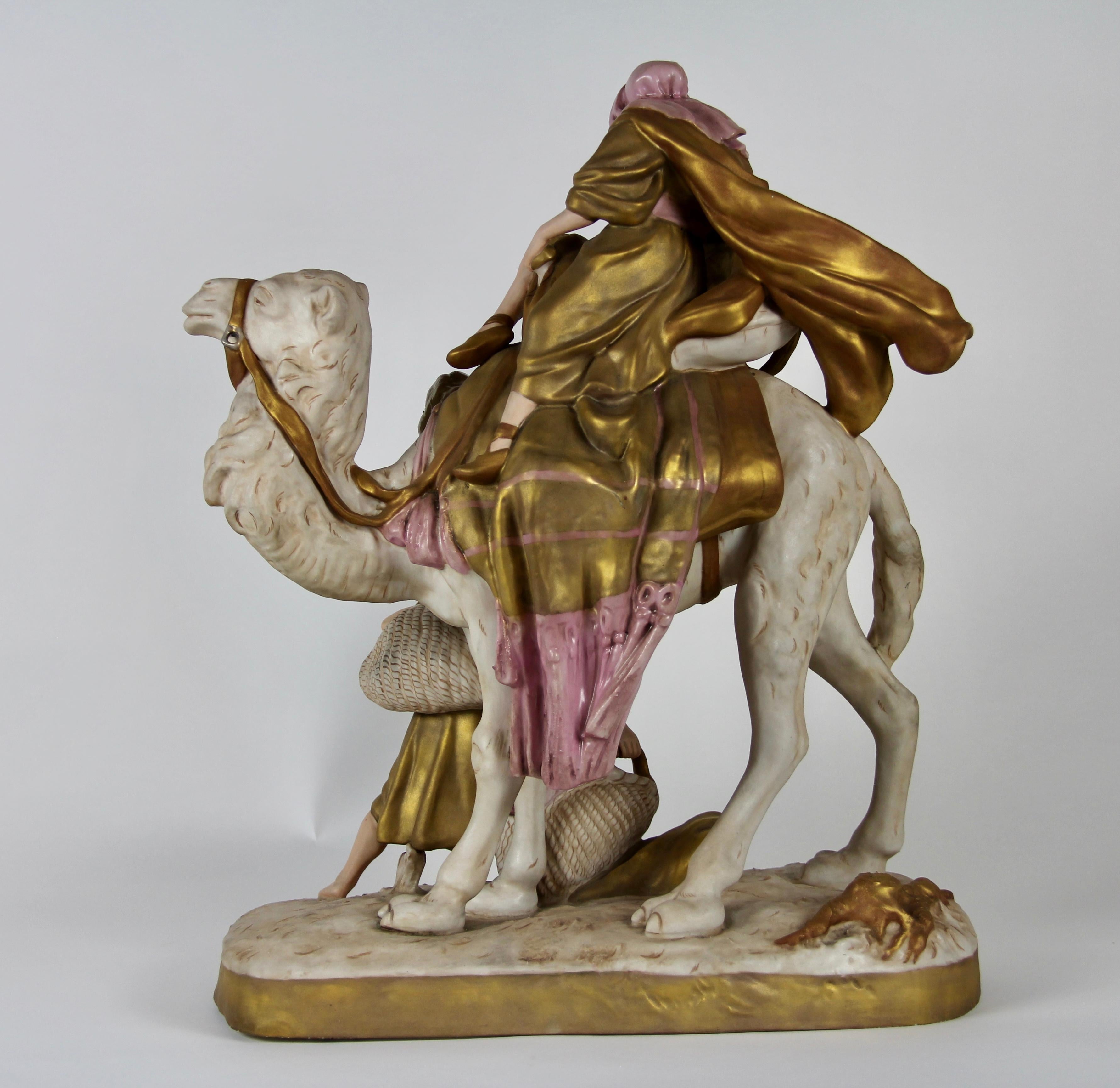 Groupe en porcelaine Royal Dux représentant un bédouin à dos de chameau avec son assistant en vente 2