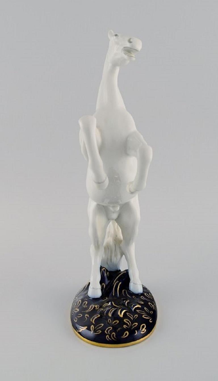 Royal Dux, Caballo rampante de porcelana pintado a mano, años 40 en Excelente estado para la venta en Copenhagen, DK
