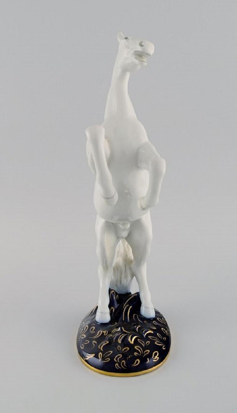 Royal Dux, cheval cabré en porcelaine peinte à la main, années 1940 Excellent état - En vente à Copenhagen, DK