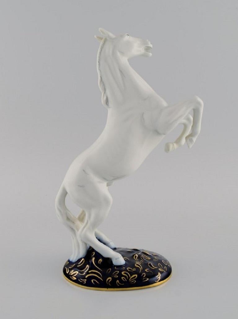Milieu du XXe siècle Royal Dux, cheval cabré en porcelaine peinte à la main, années 1940 en vente