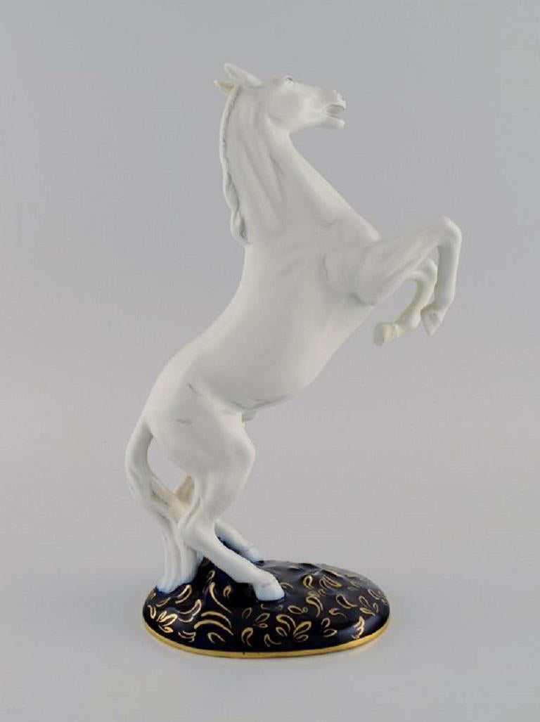 Royal Dux, Caballo rampante de porcelana pintado a mano, años 40 mediados del siglo XX en venta