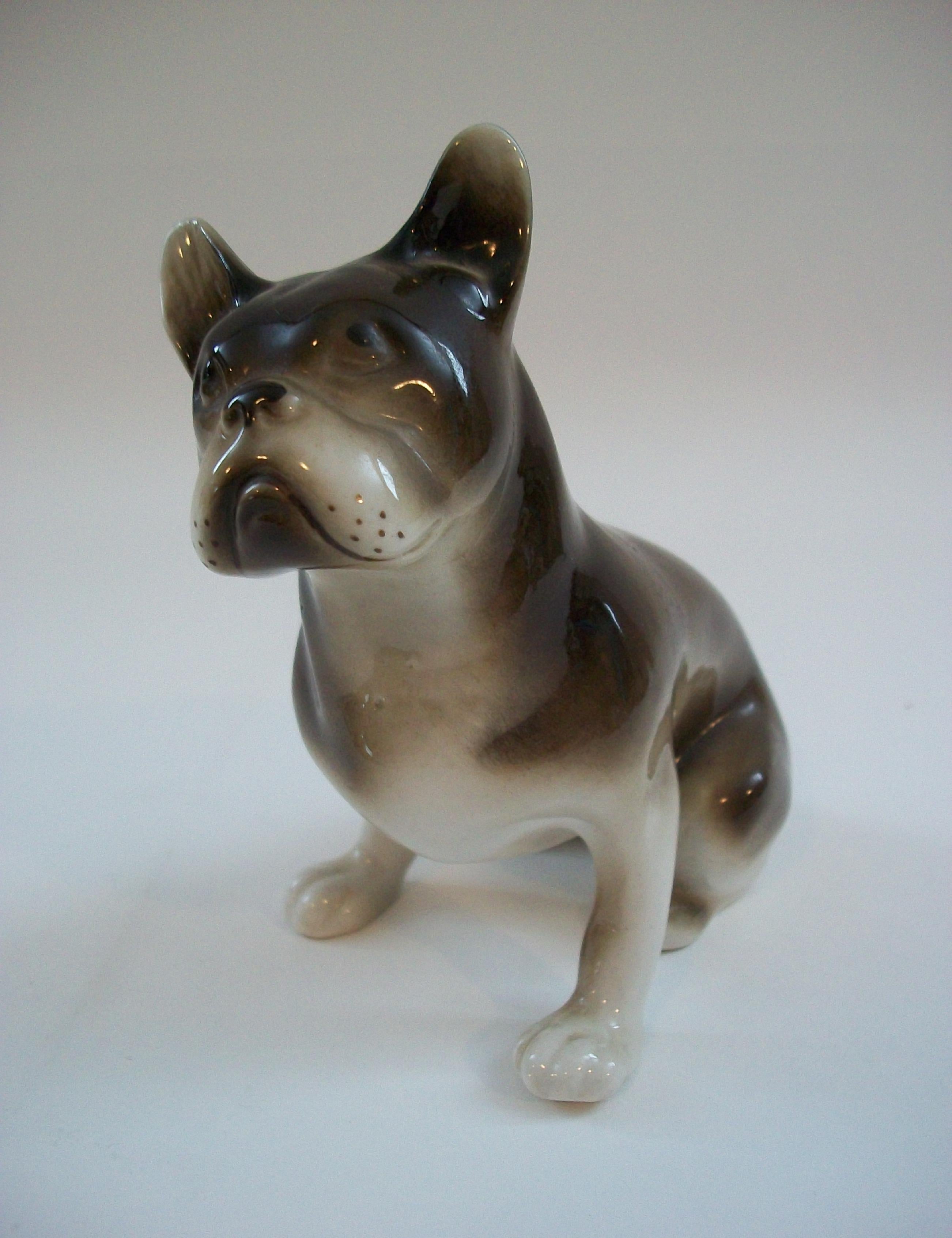 ROYAL DUX - Statuetta d'epoca in porcellana French Bull Dog - dimensioni ridotte - manto marrone e bianco con occhi e muso articolati - finitura lucida - firmata sulla base, etichetta originale in lamina fissata lateralmente - Repubblica Ceca