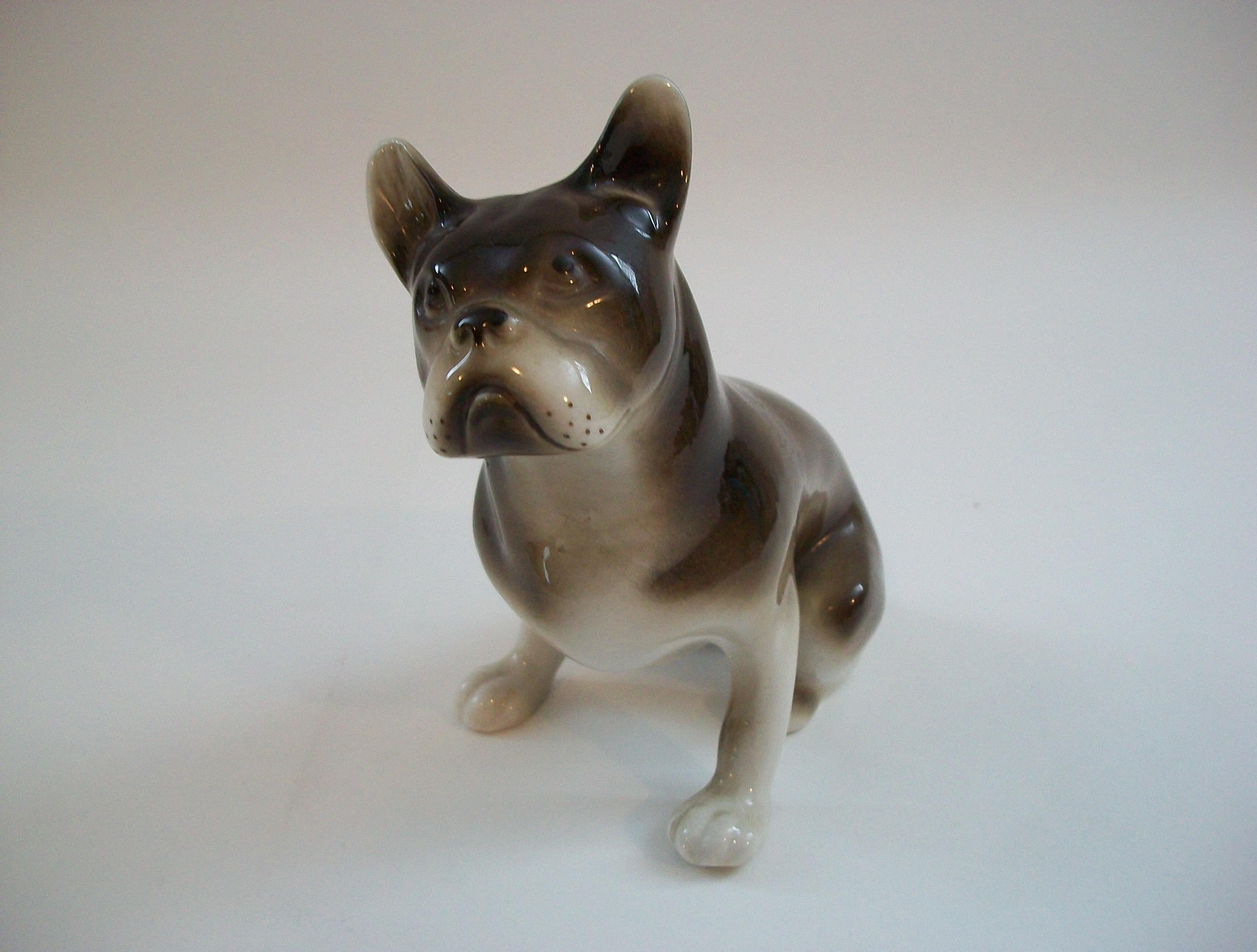 Moderno ROYAL DUX - Figurina di cane toro francese in porcellana d'epoca - C.R. - Inizio anni '90 in vendita