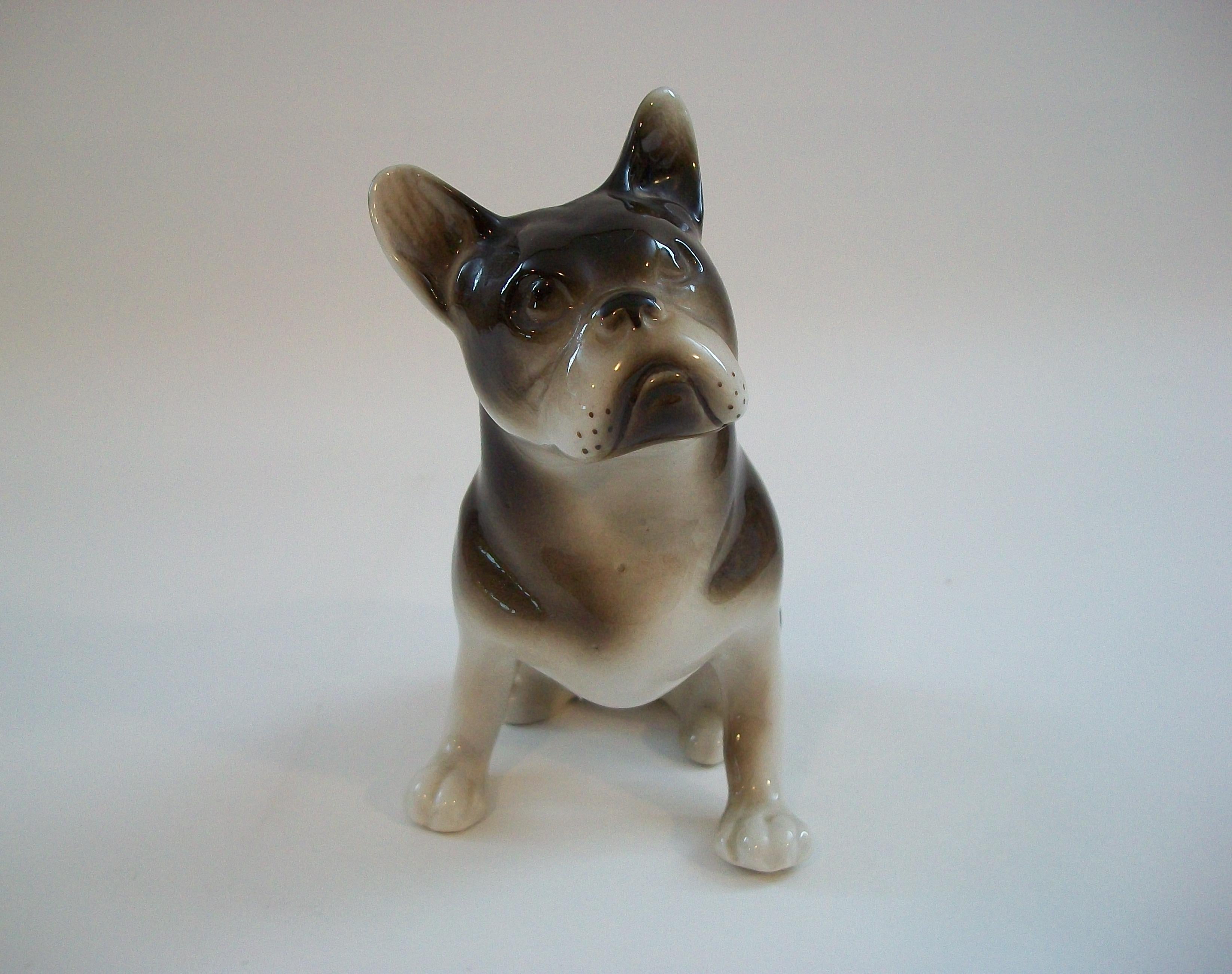 Dipinto a mano ROYAL DUX - Figurina di cane toro francese in porcellana d'epoca - C.R. - Inizio anni '90 in vendita