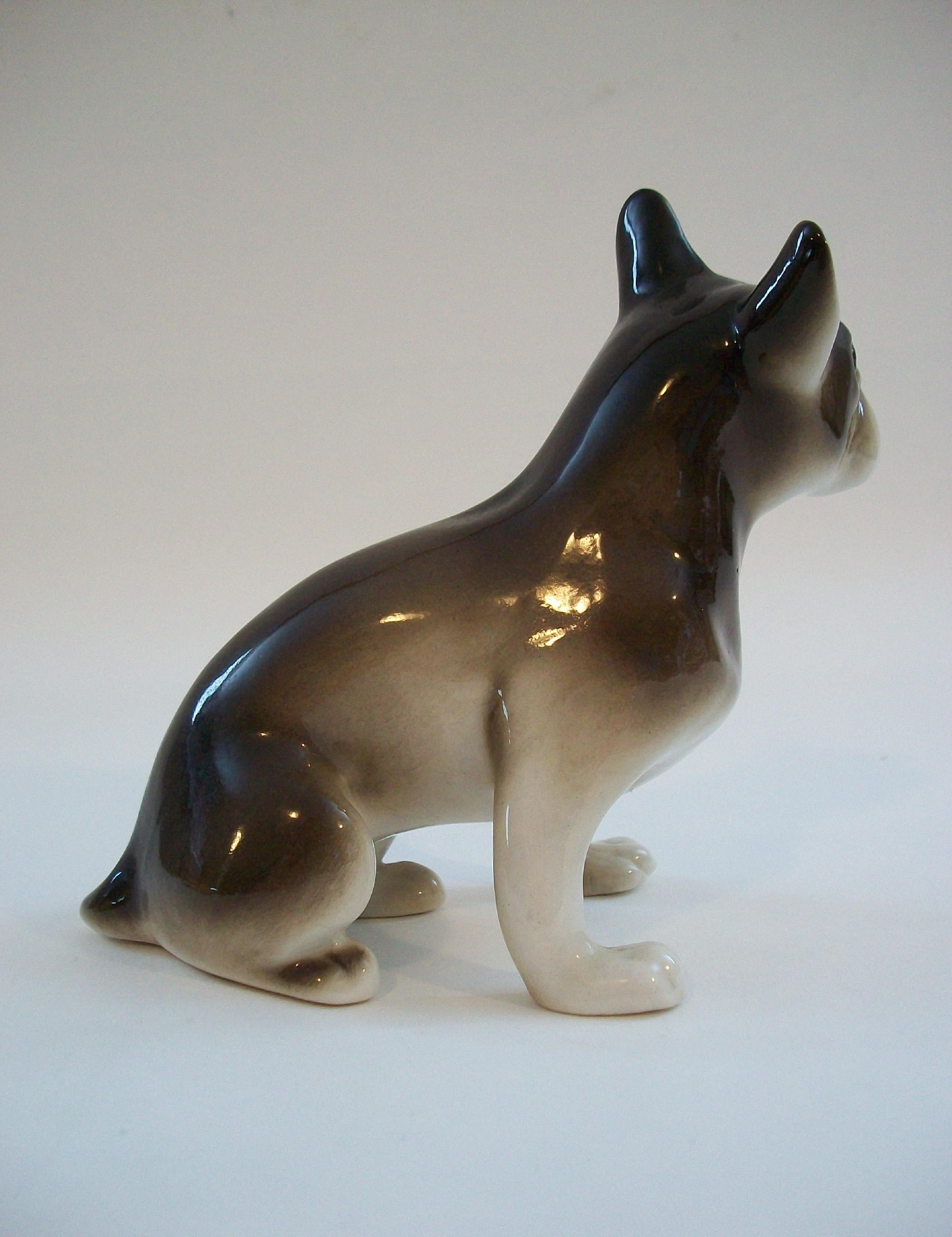 Porcellana ROYAL DUX - Figurina di cane toro francese in porcellana d'epoca - C.R. - Inizio anni '90 in vendita