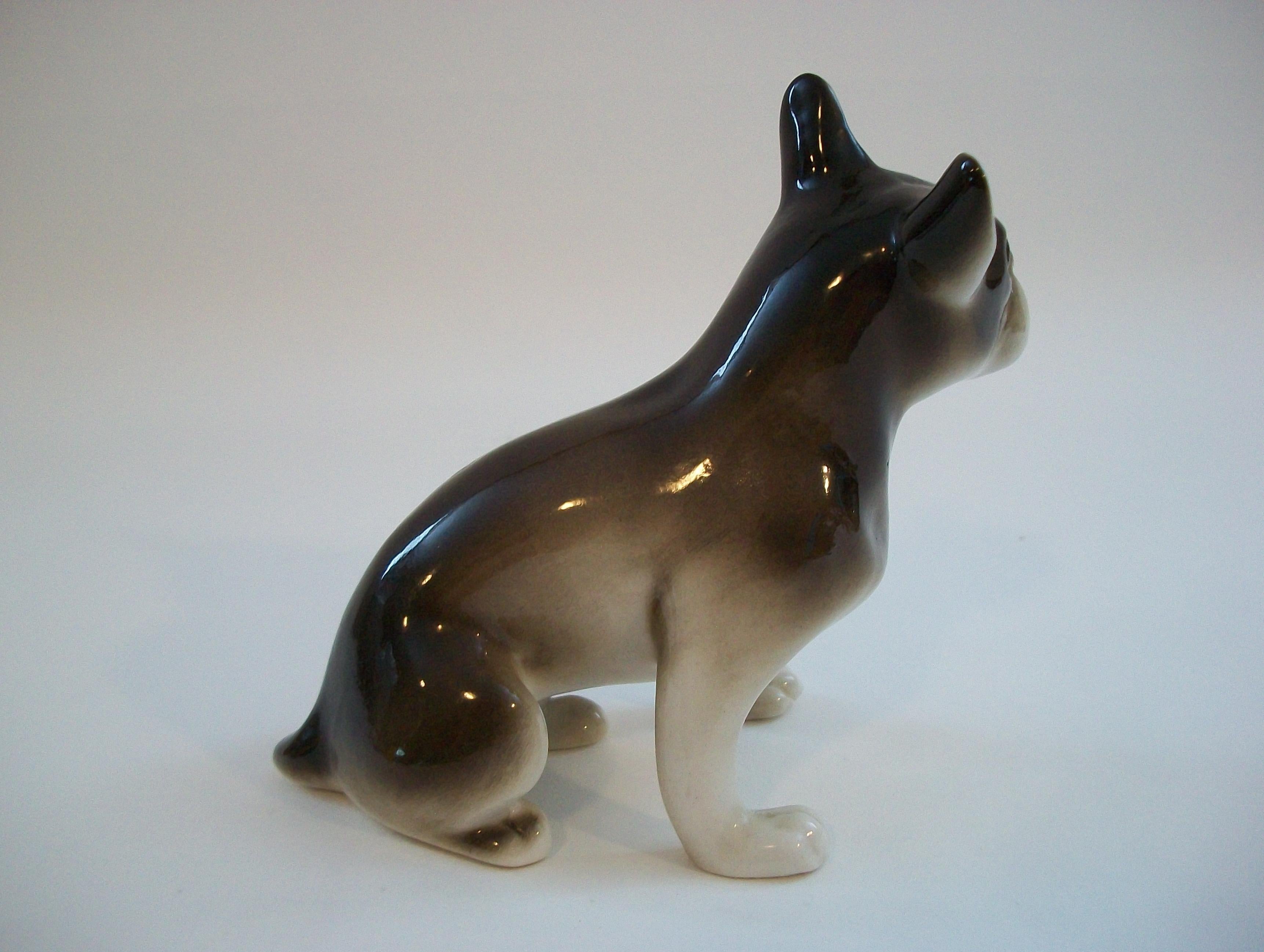 ROYAL DUX - Figurina di cane toro francese in porcellana d'epoca - C.R. - Inizio anni '90 in vendita 1