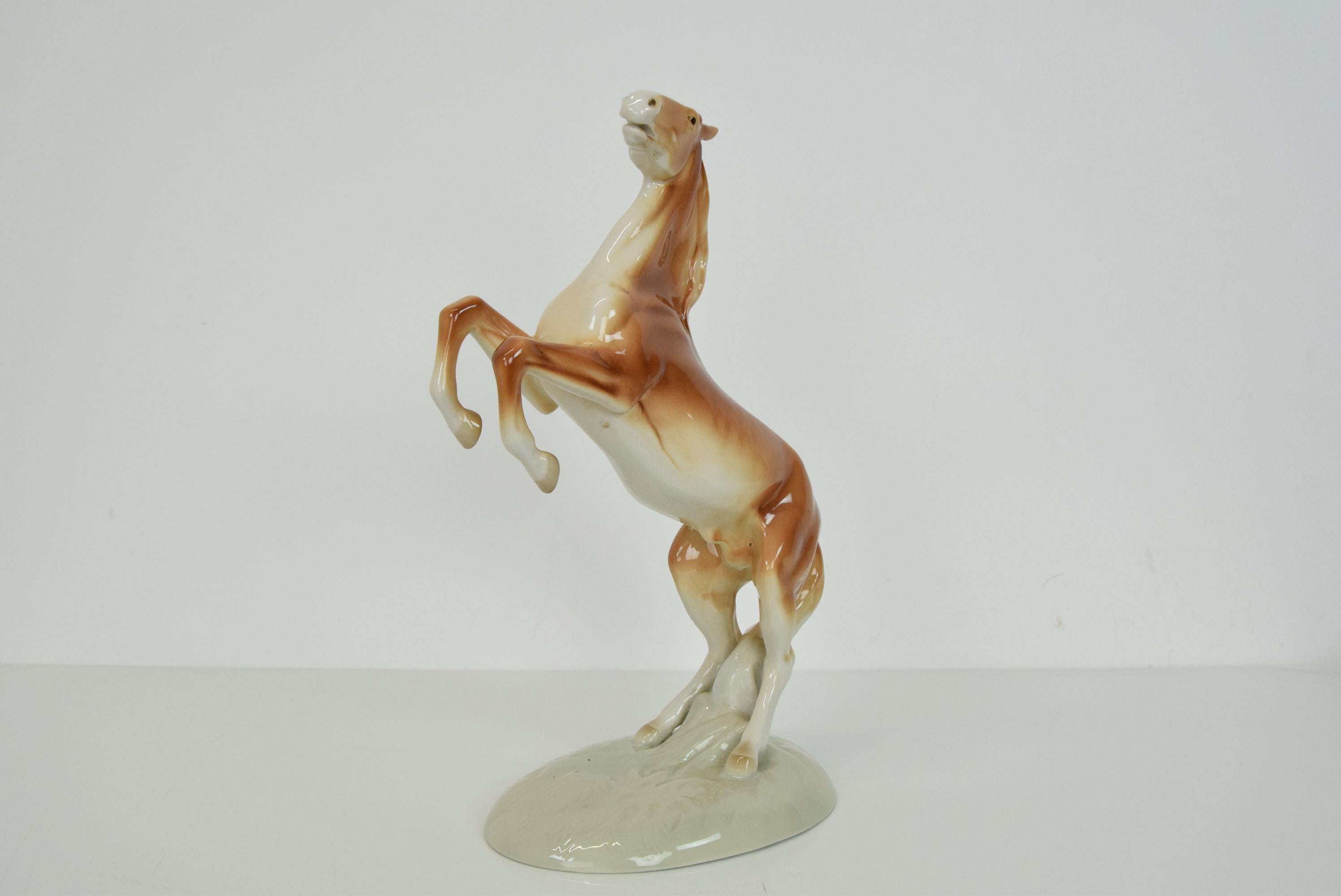 Milieu du XXe siècle Royal Dux, cheval cabré/porcelaine, années 1940 en vente