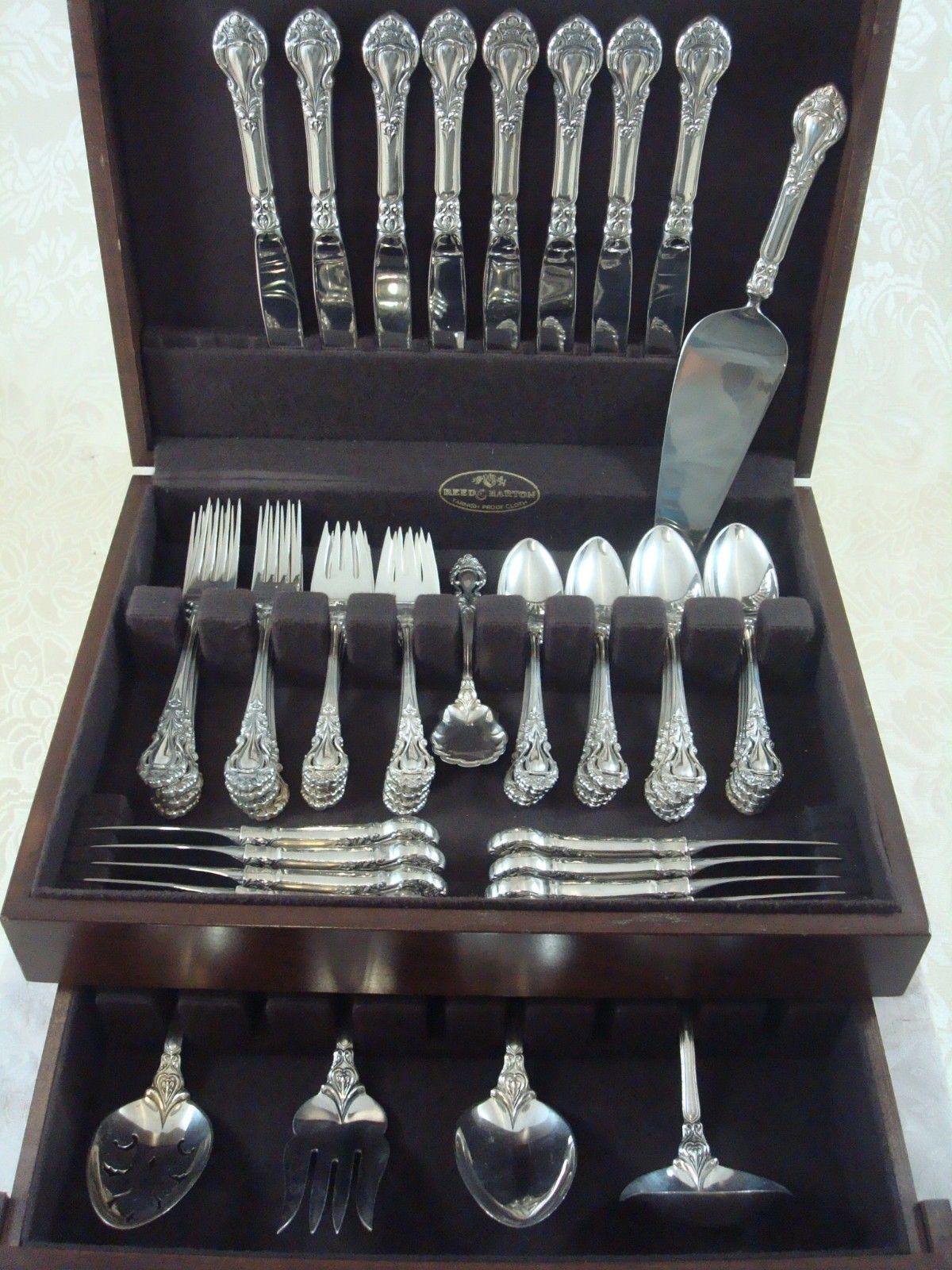 Hervorragende Royal Dynasty von Kirk Stieff Sterling Silber Besteck Set von 54 Stück, in ausgezeichnetem Zustand. Dieses verschnörkelte, schöne Muster ist gut verarbeitet und schwer. Dieses Set enthält:

Acht Messer, 9 1/4