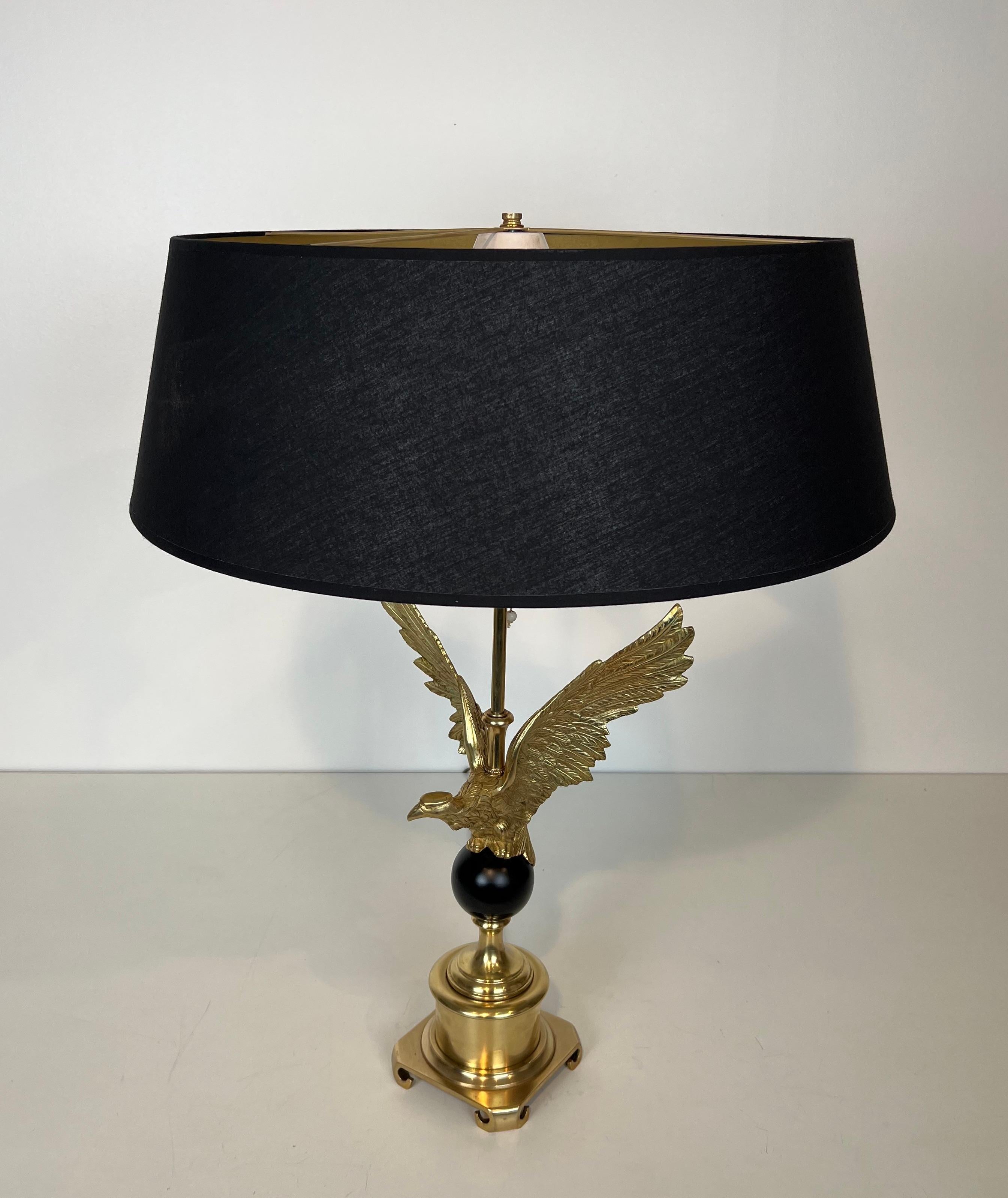 Français Lampe de table Royal Eagle en bronze dans le style de la Maison Charles en vente