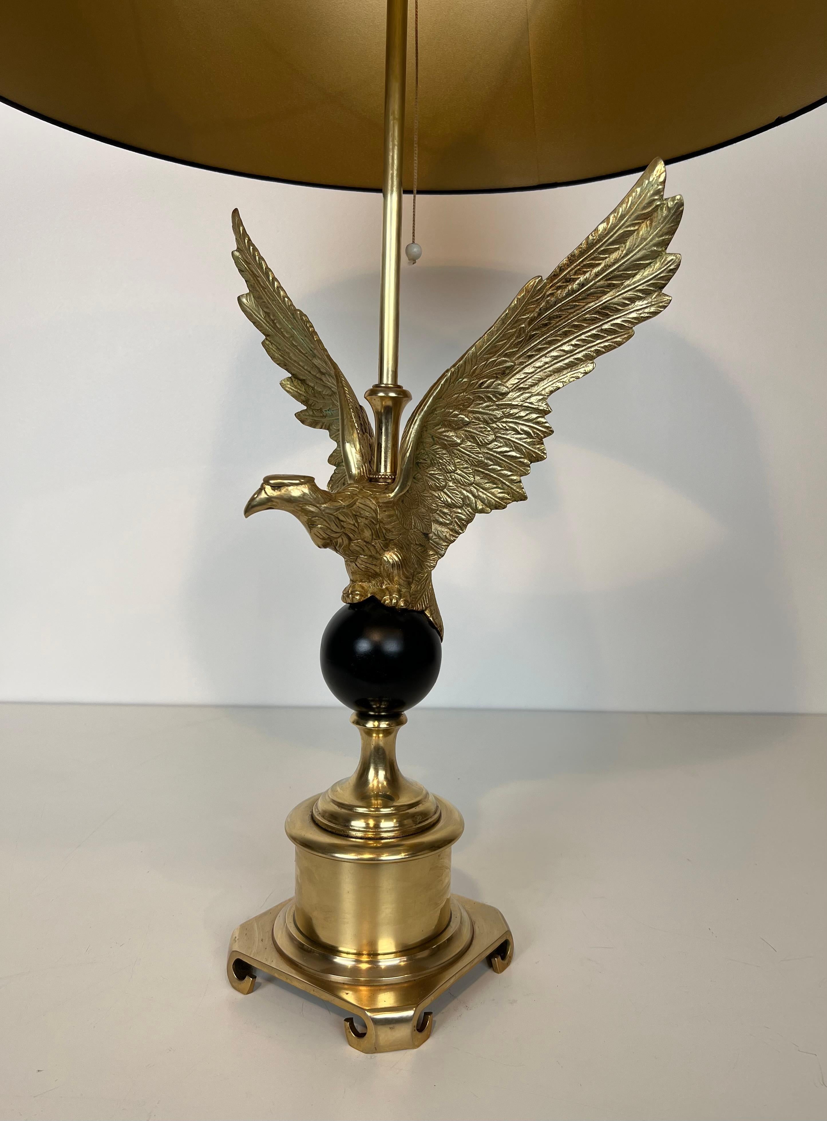Fin du 20e siècle Lampe de table Royal Eagle en bronze dans le style de la Maison Charles en vente