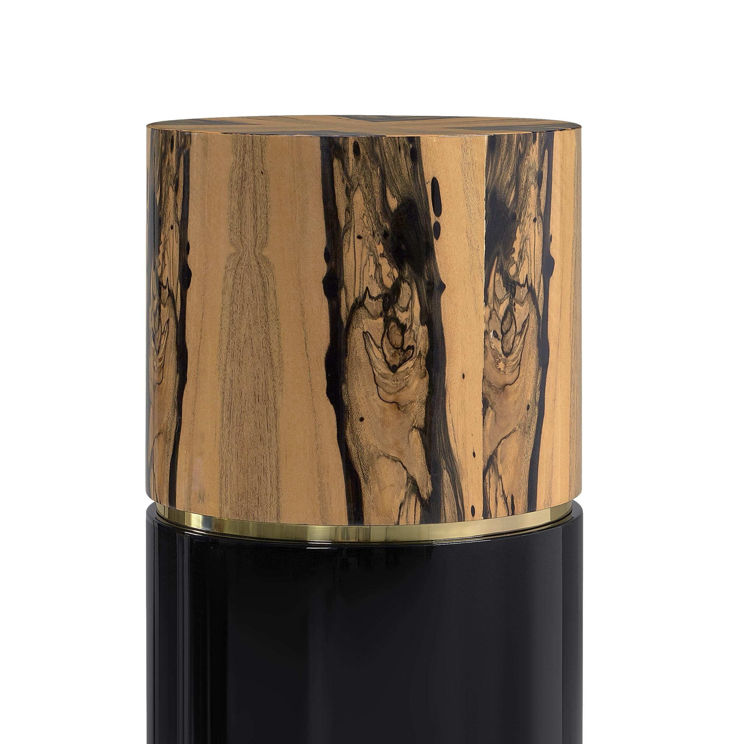 Royal Ebony Pedestal by Memoir Essence
Dimensions: D 35 x W 35 x H 110 cm.
Materials: Polished brass, lacquer and Royal ebony.

Also available in brushed brass. Please contact us.

An exquisite combination of royal ebony veneer and black lacquered
