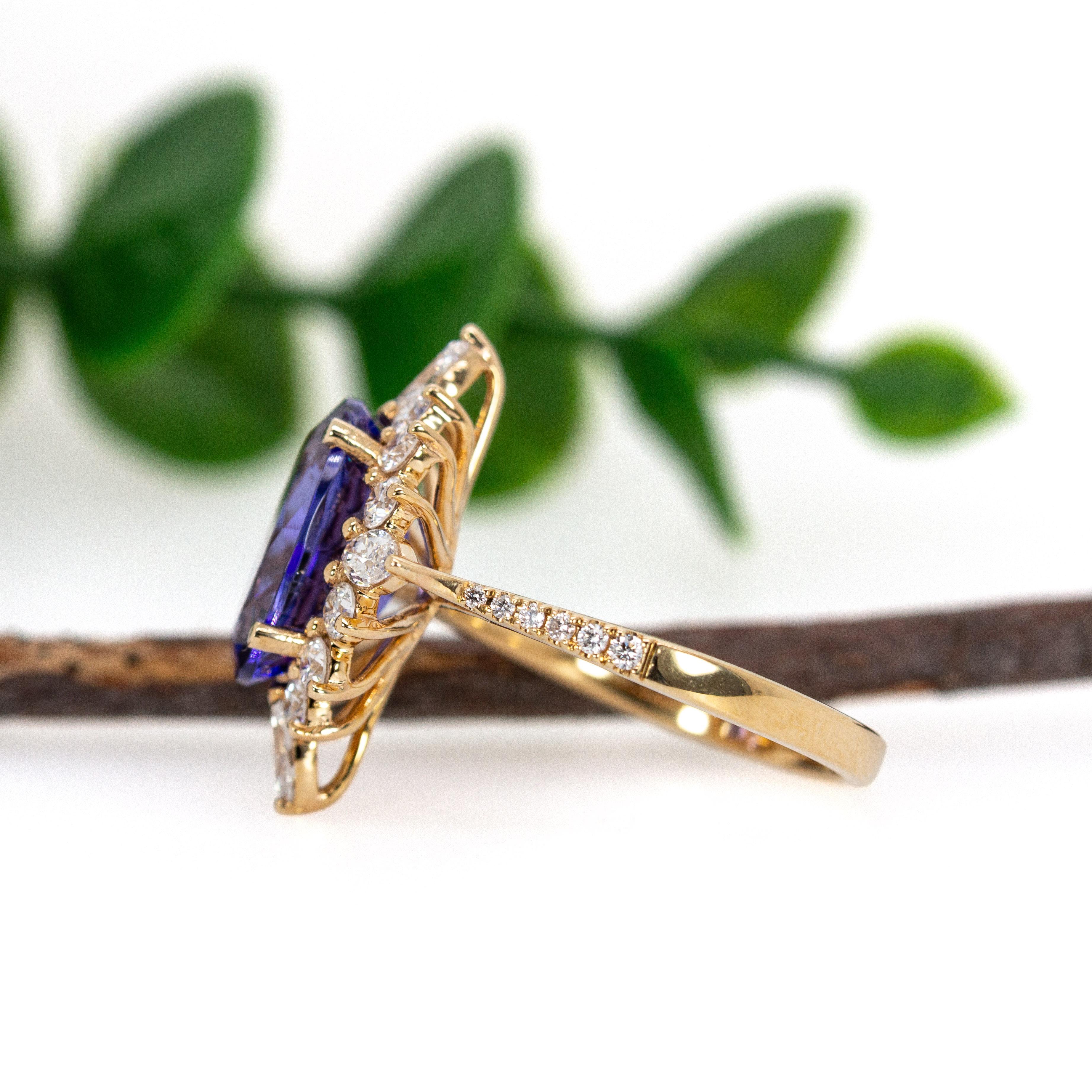Women's Royal Elegance - 3.7cts Tanzanite and Natural Diamonds 14K Gold Ring For Sale