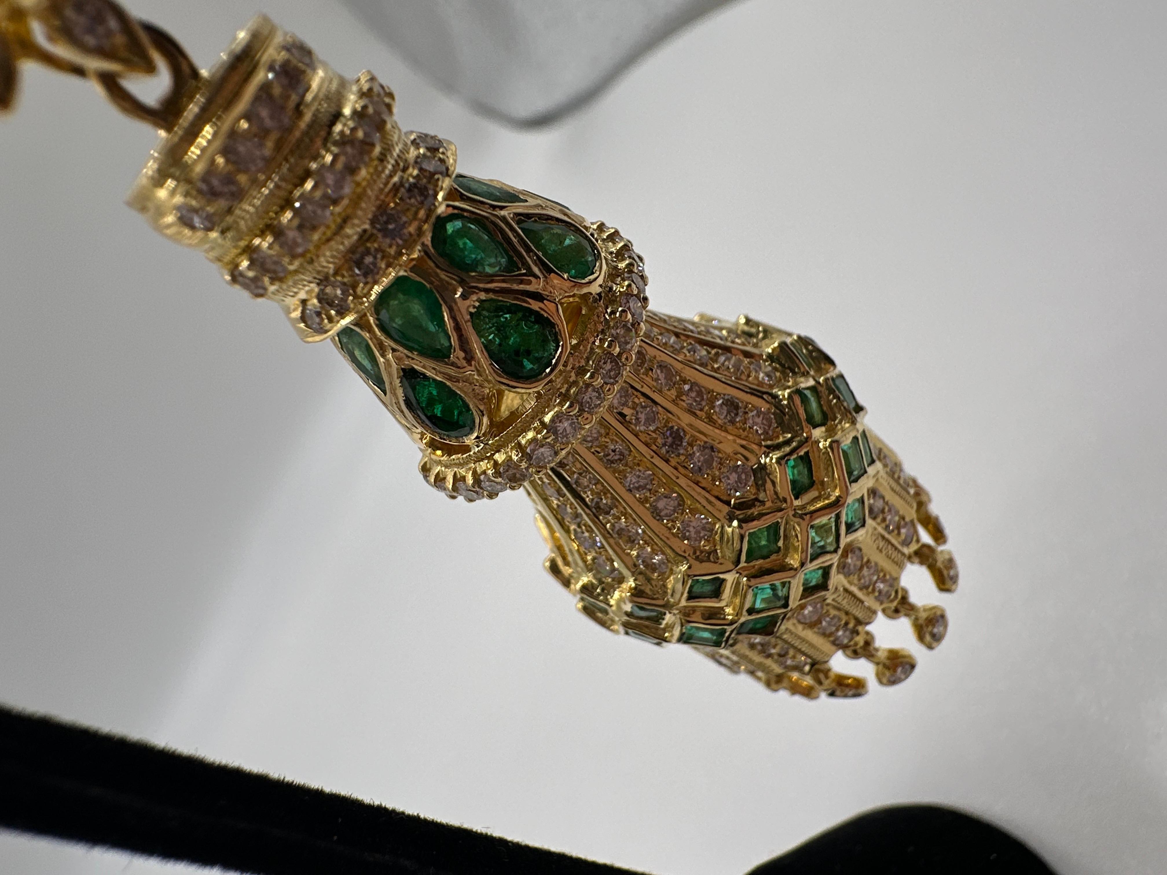 Splendidi orecchini con diamanti e smeraldi realizzati a mano in oro giallo 18KT. Queste scarpe sono destinate a una regina e sono realizzate con un'eccellente maestria e tanti dettagli. I diamanti Nature hanno una purezza VS e un colore G e gli