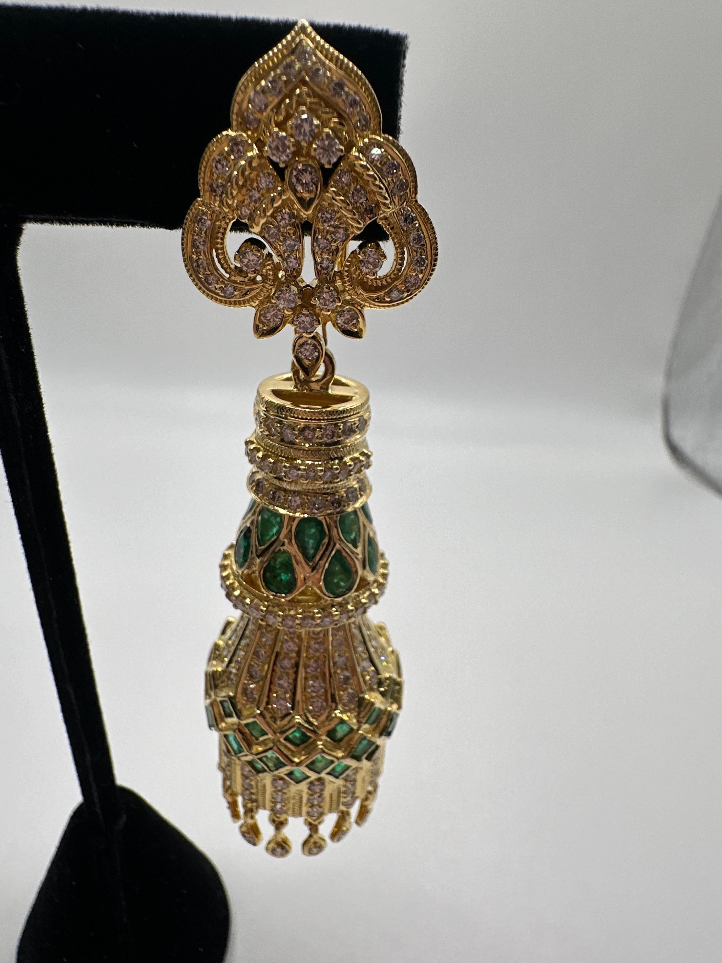 Taglio a goccia Orecchini con diamanti e smeraldo Royal Diamond Orecchini a lampadario in oro 18KT in vendita