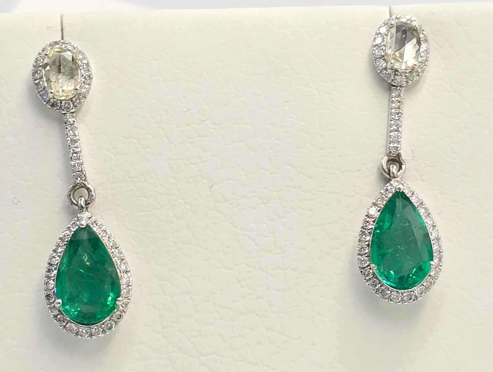 Royal Emerald Necklace and earrings custom designed  in 18K white gold For Sale 1
