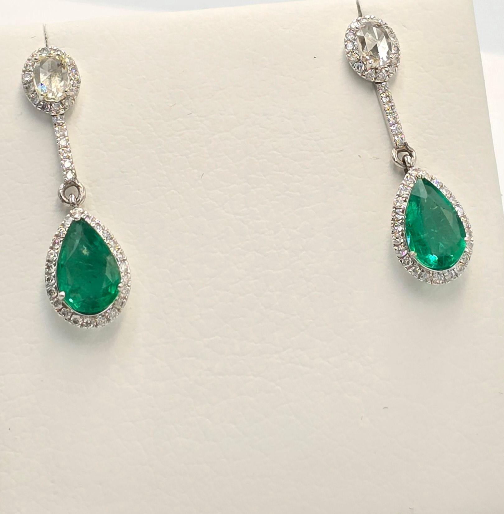 Royal Emerald Necklace and earrings custom designed  in 18K white gold For Sale 2