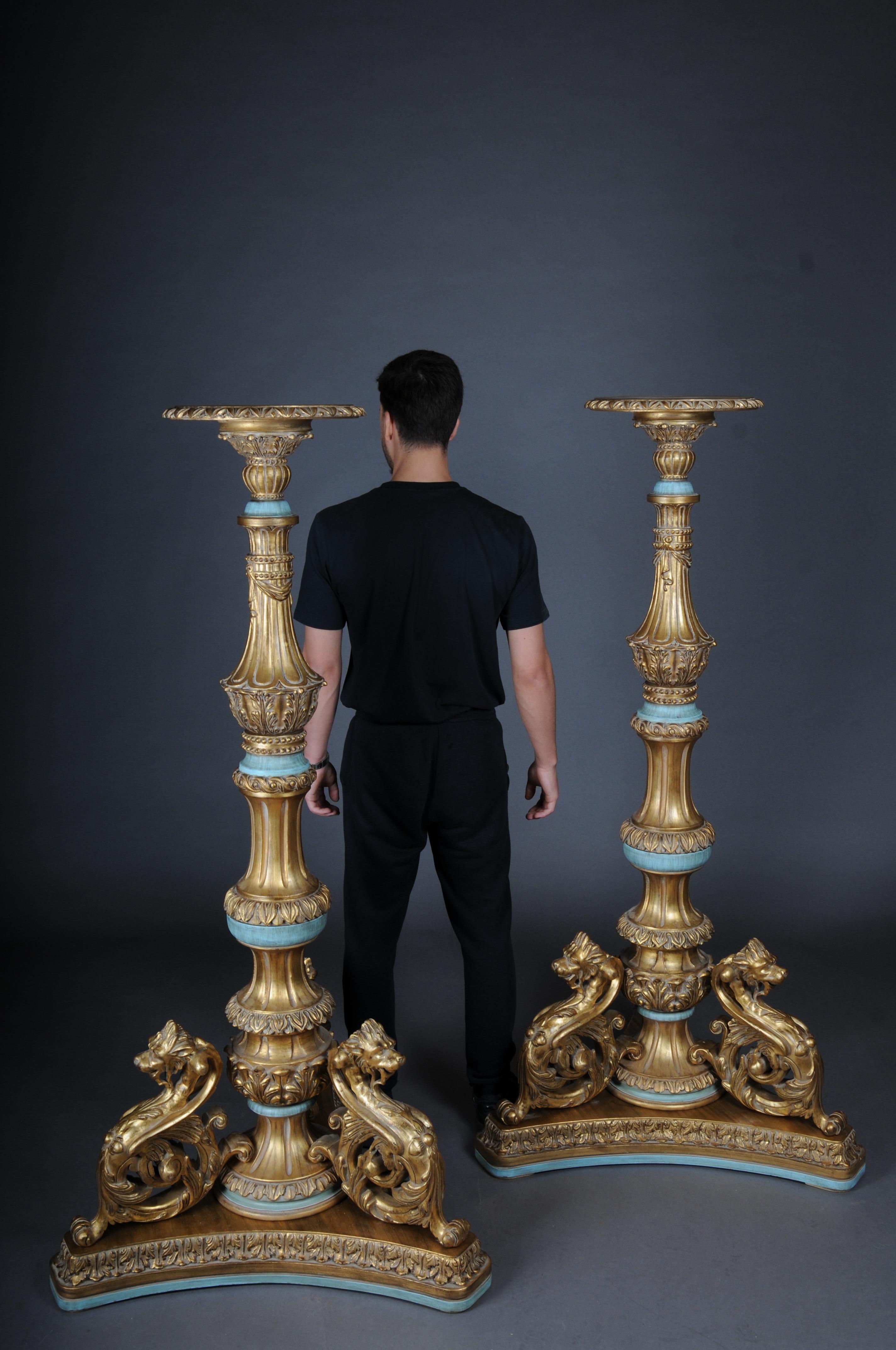 Royal Empire column pedestal, solid wood gold

Solid beech wood, very finely hand-carved and gilded in breathtaking top quality. Very complex and intricate carving. Wide stand with three fully dimensioned chimeras. High, multi-stepped balustrade