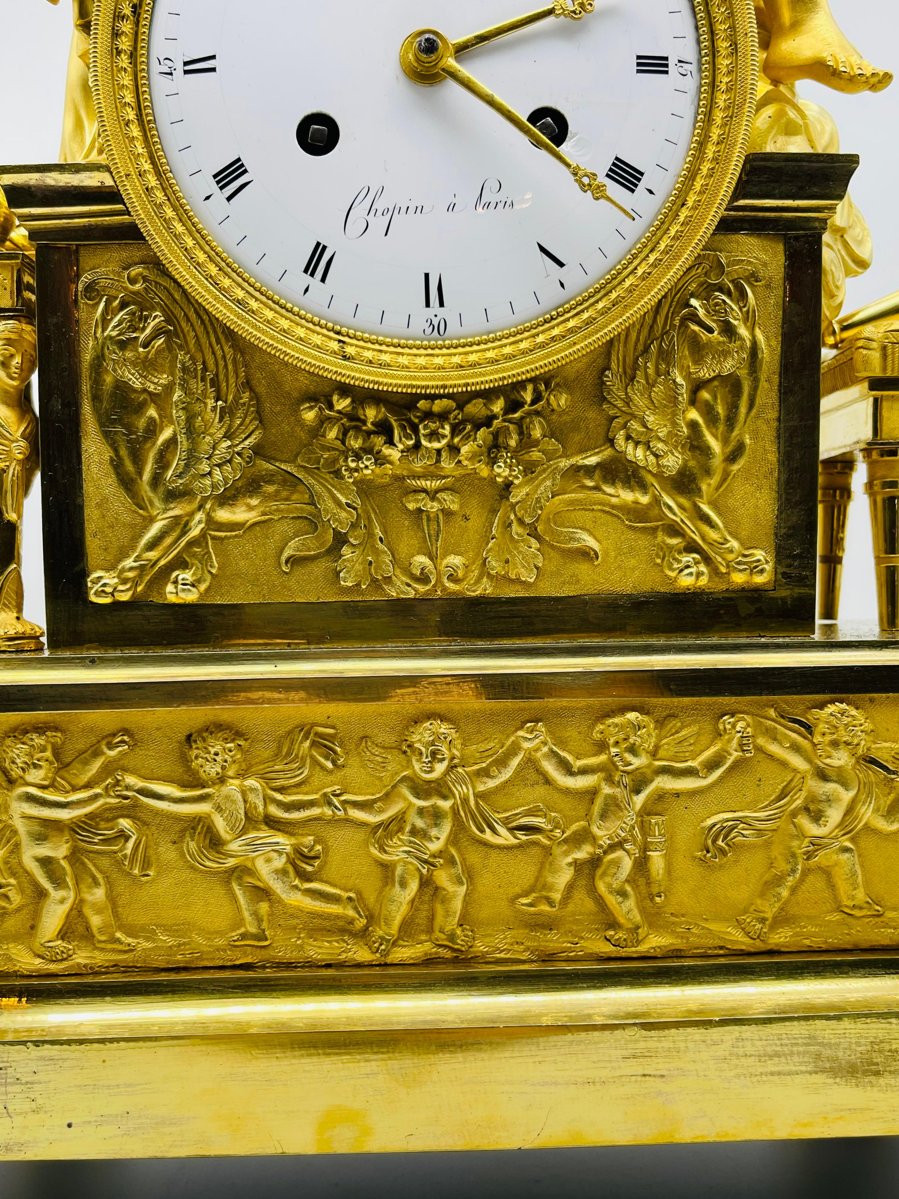 Pendule de cheminée Royal Empire, dorée au feu, vers 1805-1815, Paris en vente 11