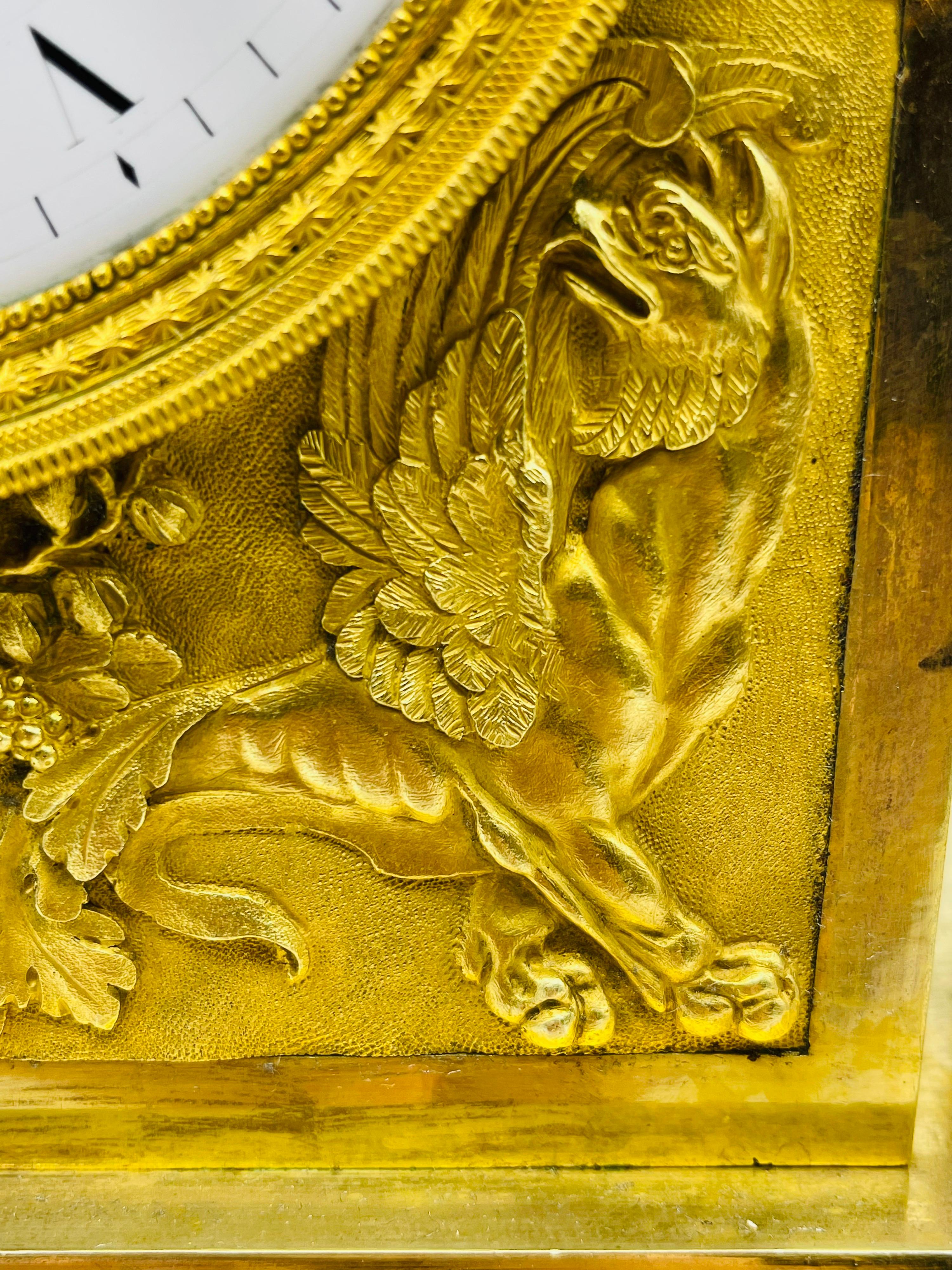 Royal Empire Kaminuhr / Pendeluhr, feuervergoldet, um 1805-1815, Paris

Massive Bronze, feuervergoldet, Paris um 1805-1815, original französisches Empire aus der ersten Periode.

Darstellung einer Jungfrau mit Rüstung, die einen Spiegel hält.