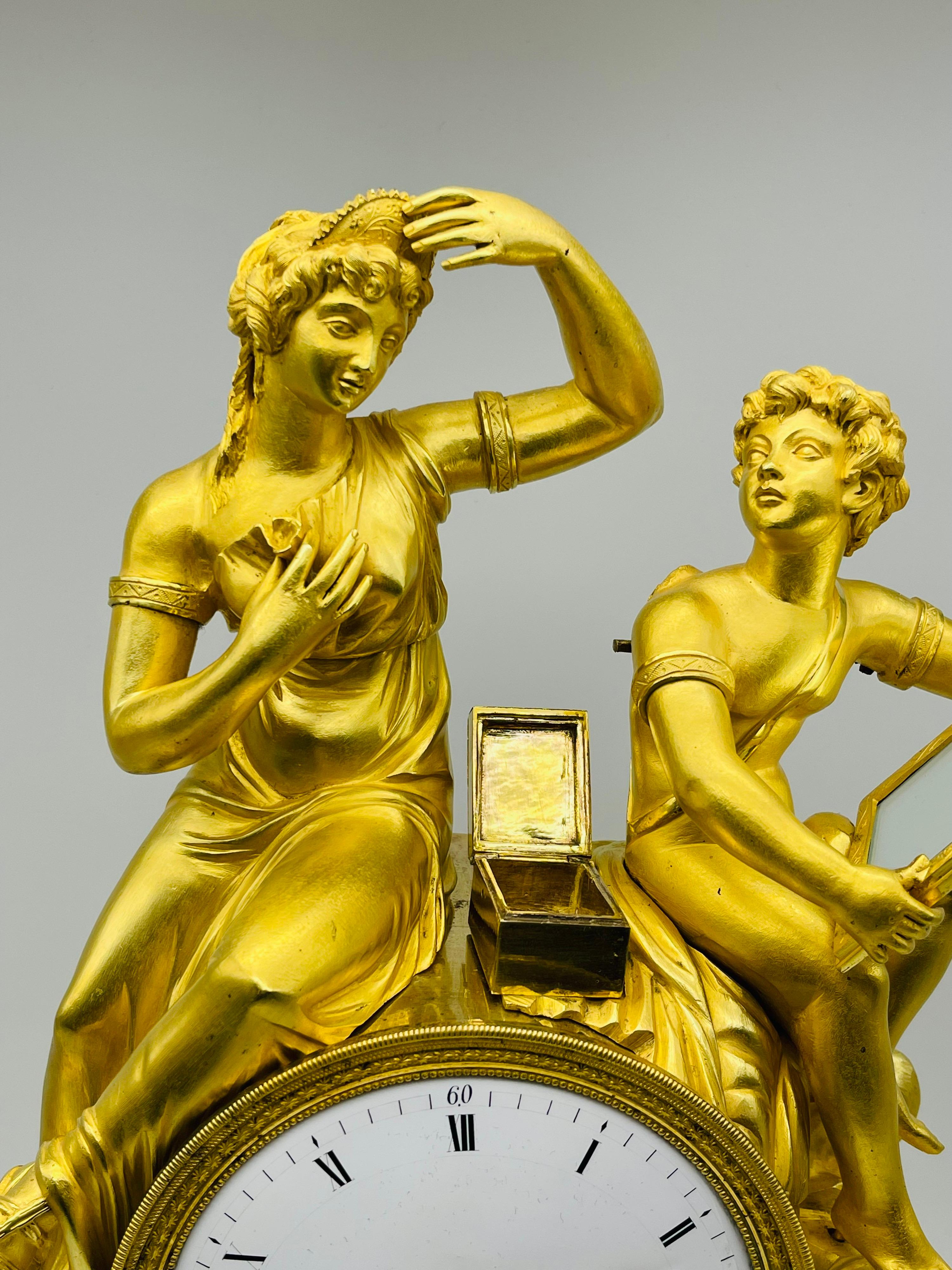 Sculpté à la main Pendule de cheminée Royal Empire, dorée au feu, vers 1805-1815, Paris en vente