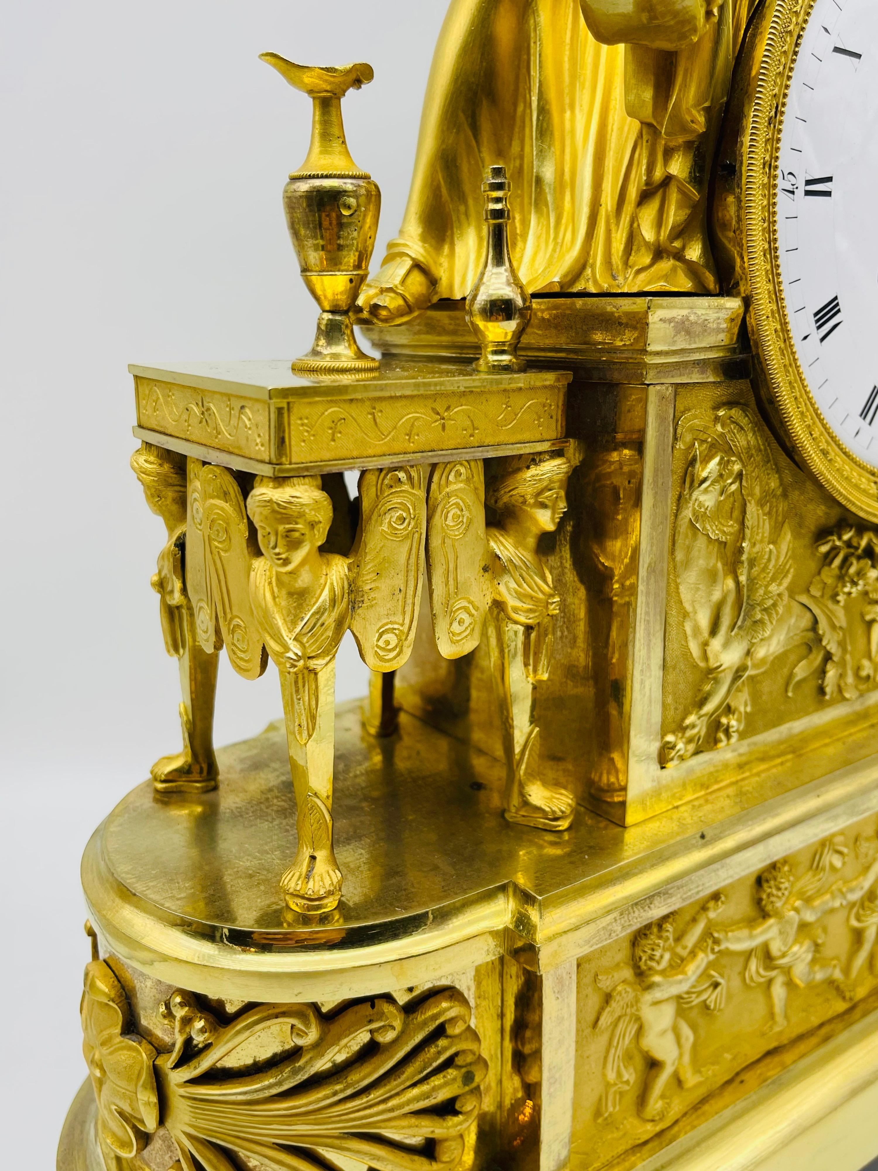 Pendule de cheminée Royal Empire, dorée au feu, vers 1805-1815, Paris en vente 1
