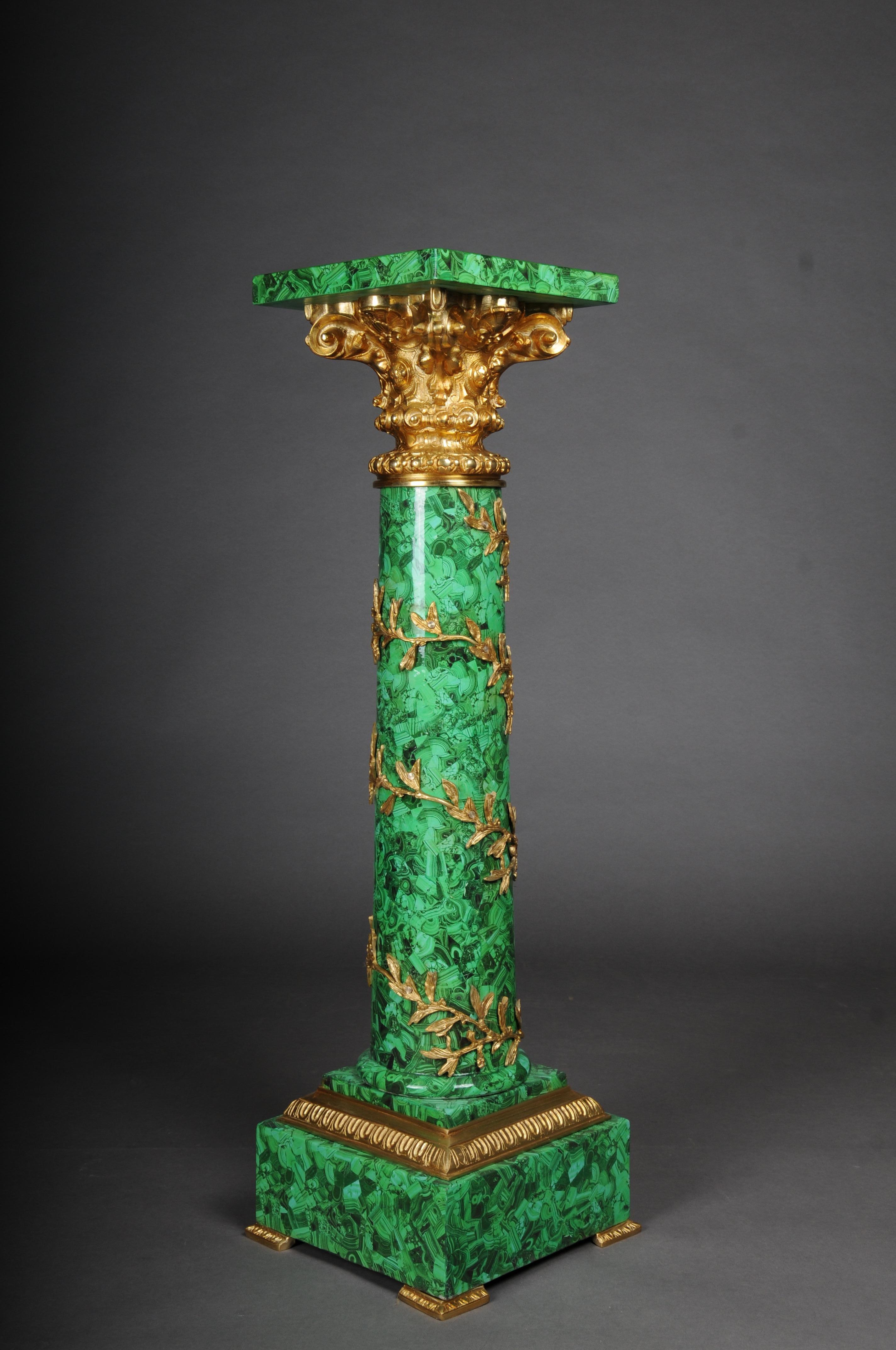 Doré Colonne royale Empire avec malachite et bronze doré en vente