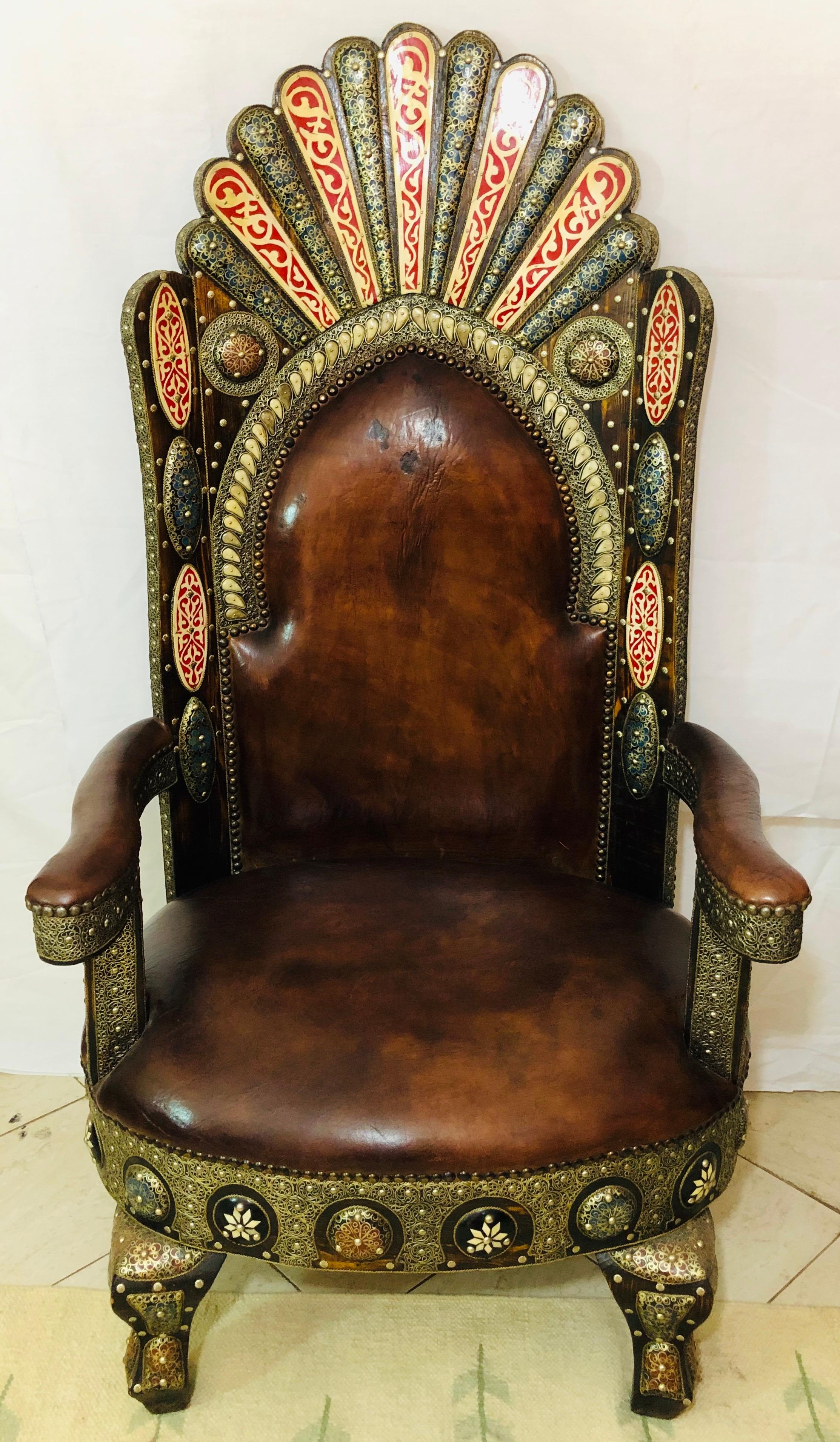 Hollywood Regency Königlicher Stil Handgefertigt  Feines Leder Paar Stühle und Tisch  (Messing) im Angebot
