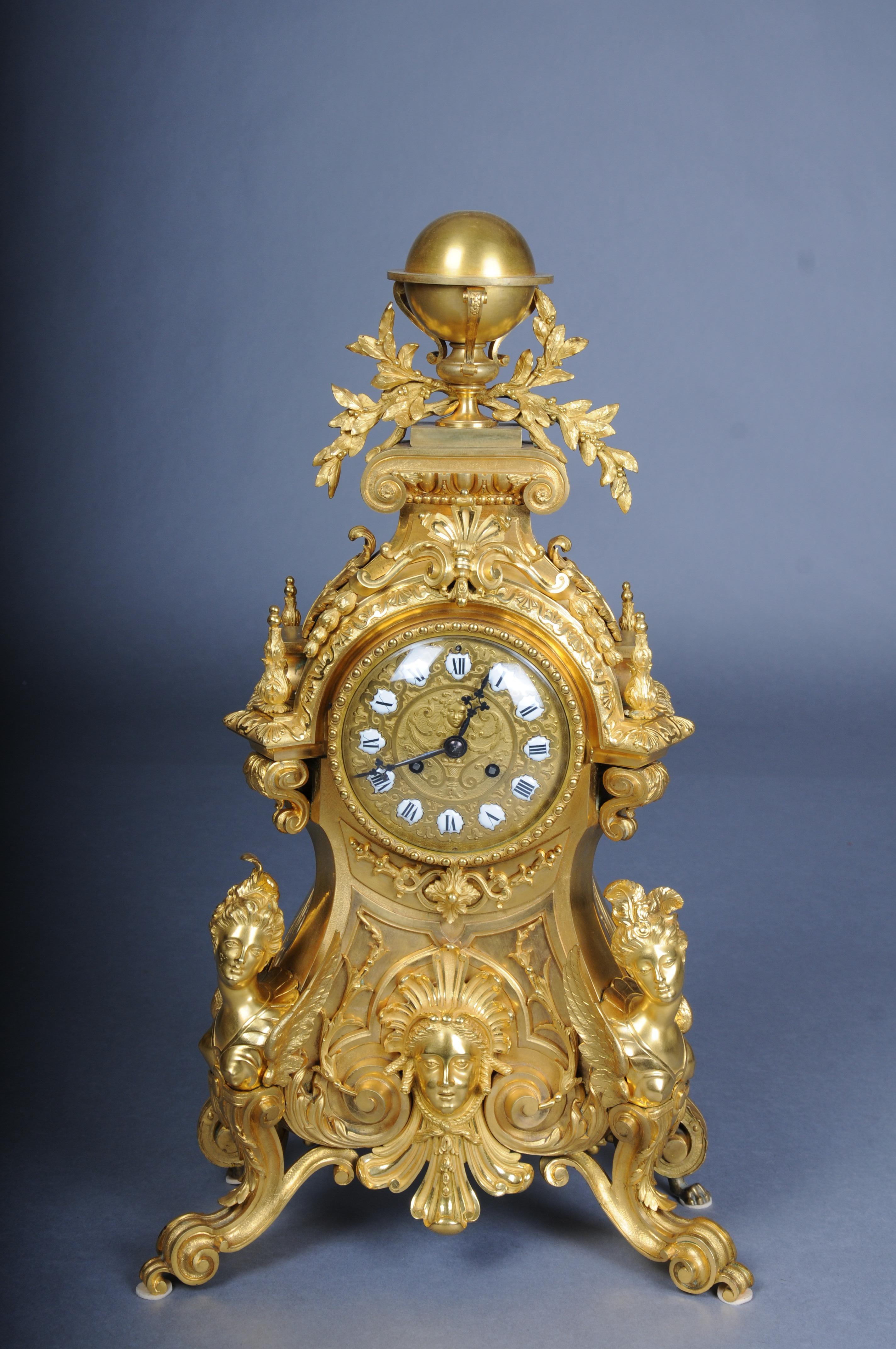 Royal fire-gilded mantel clock/Pendule Napoleon III, 1870, Paris, signed Lantier

A fantastic masterwork of perfection with beautiful fire-gilded bronze.

Bronze, gold plated. On volute and paw feet a curved case with a woman's mask, winged female