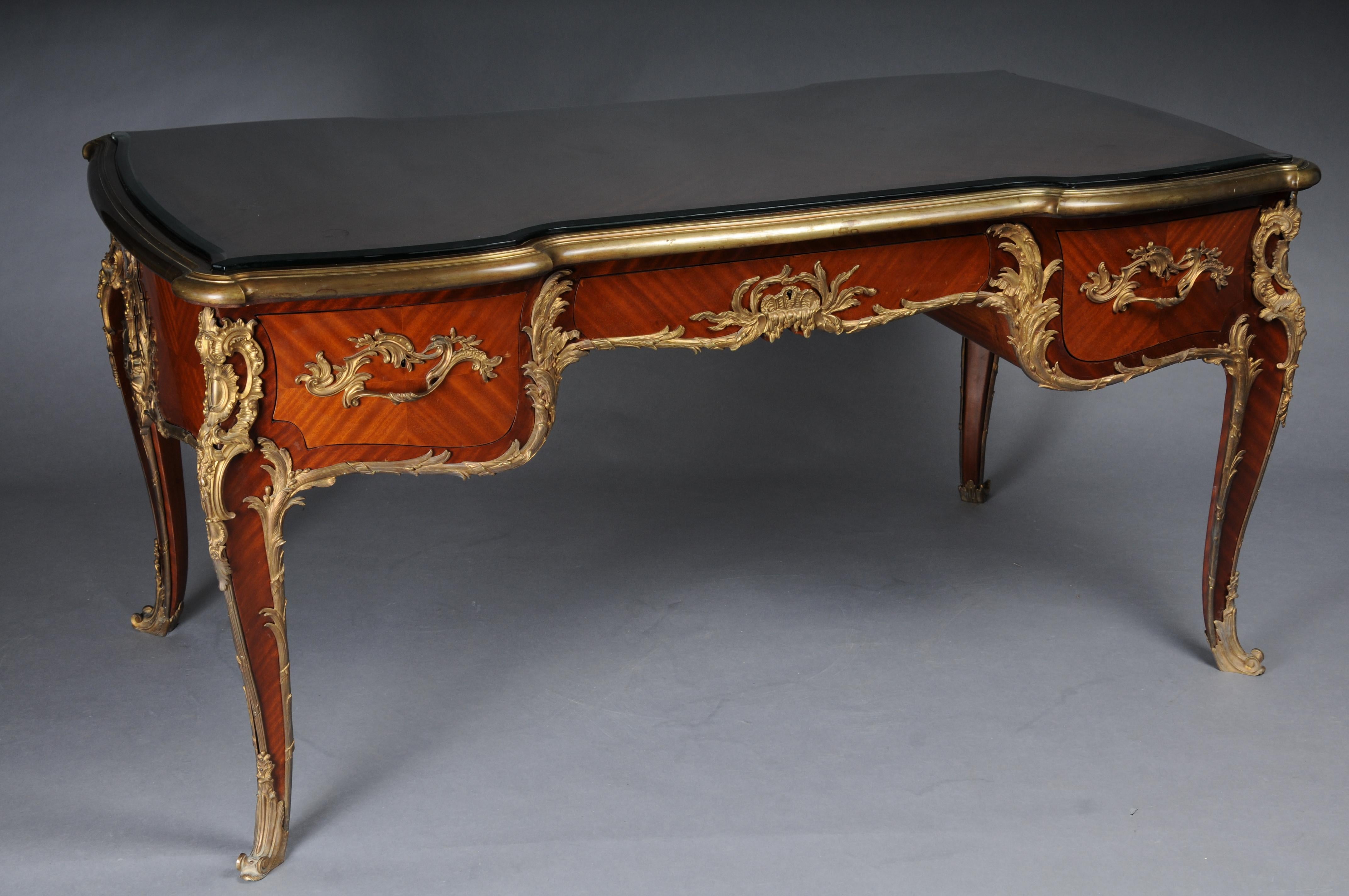 Bureau Plat reale francese in stile Luigi XV di Francois Link, Paris

Mogano massiccio e Noble Wood ombreggiati, impiallacciati.
 Fiori di eccezionale pregio, infissi in bronzo. Fortemente arcuato, quattro lati,
 curvo, bordo a tre cassetti con