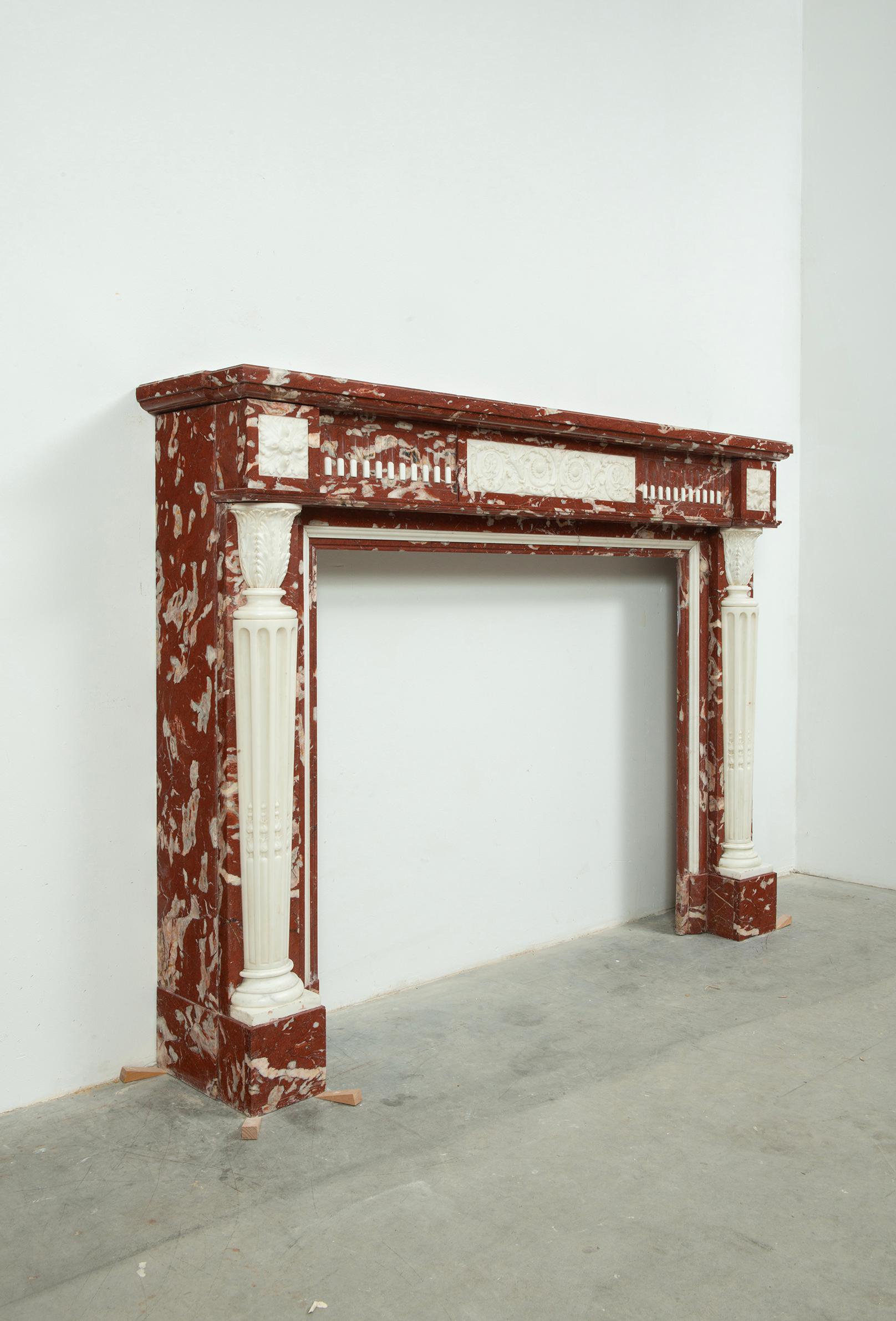 Real chimenea francesa Luis XVI Rouge de Languedoc y mármol de Carrara en venta 4